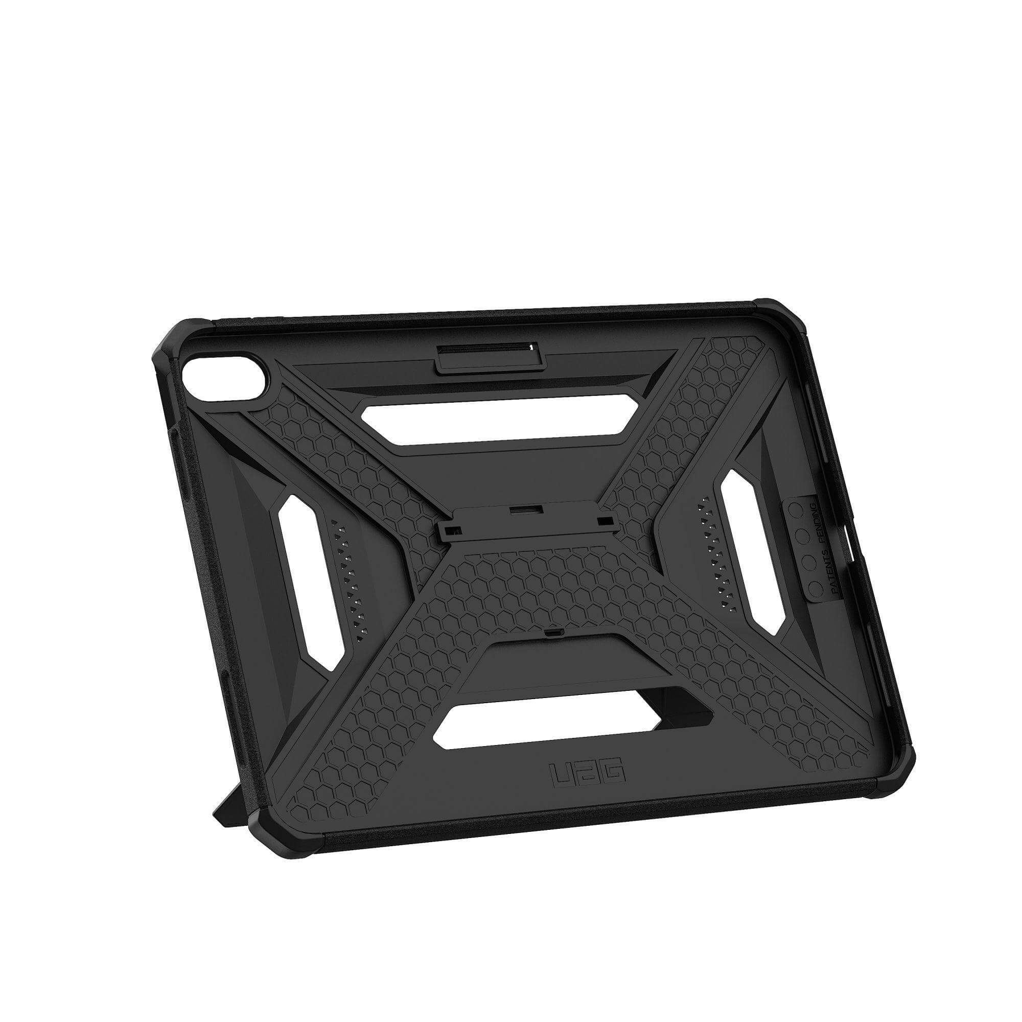 Czarne etui na tablet z geometrycznym wzorem, wzorem plastra miodu i logo UAG. Ma podpórkę.