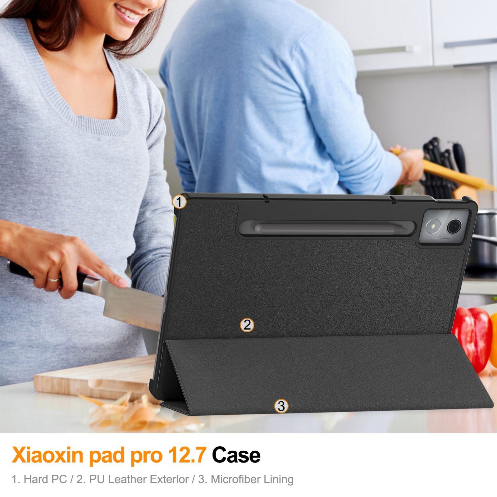 Una persona taglia con un coltello e un'altra tiene un mattarello. Una custodia nera per tablet è in primo piano.