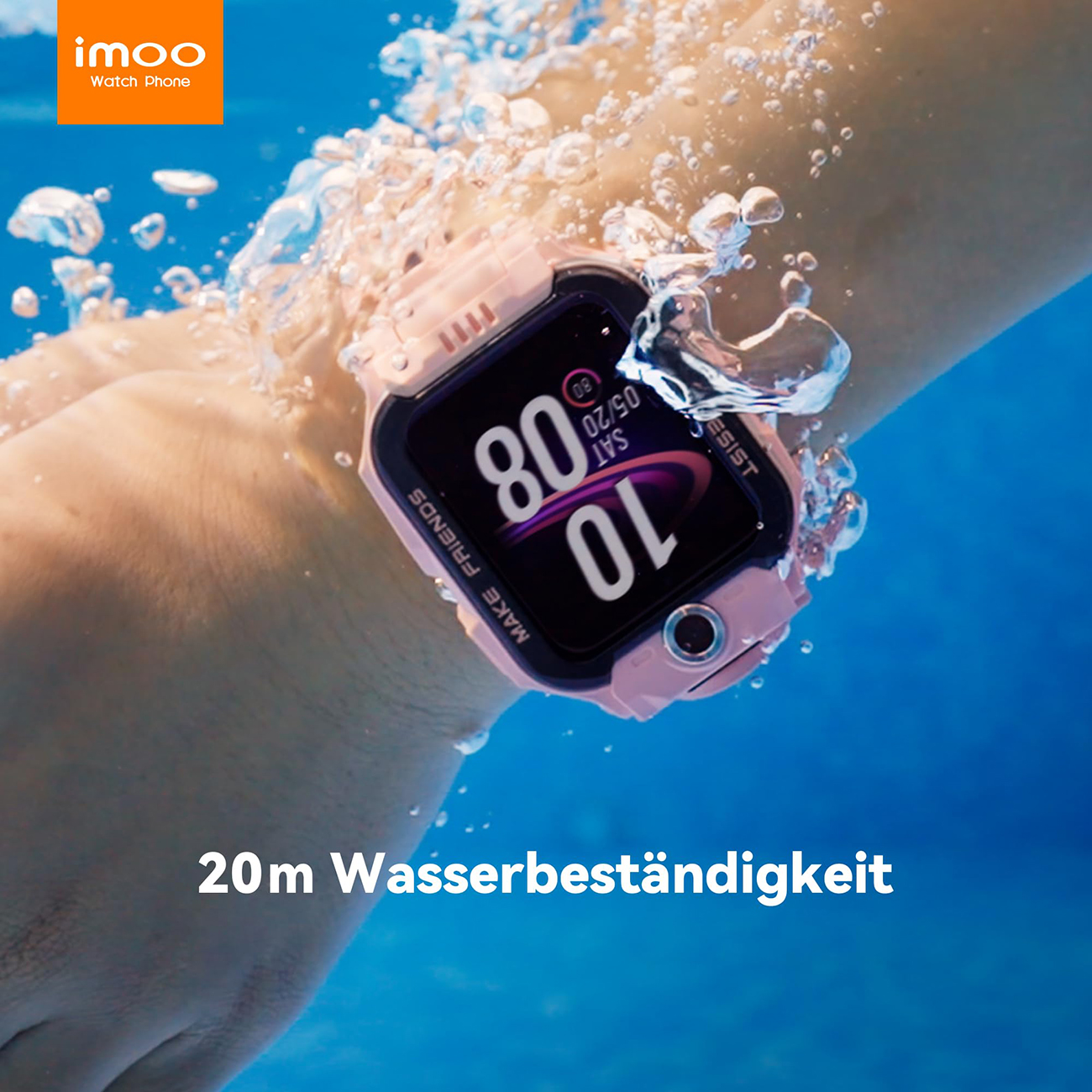 Uno smartwatch rosa sott'acqua. Lo schermo mostra l'ora. L'acqua schizza intorno all'orologio. Il testo "20m Wasserbeständigkeit" è in basso.