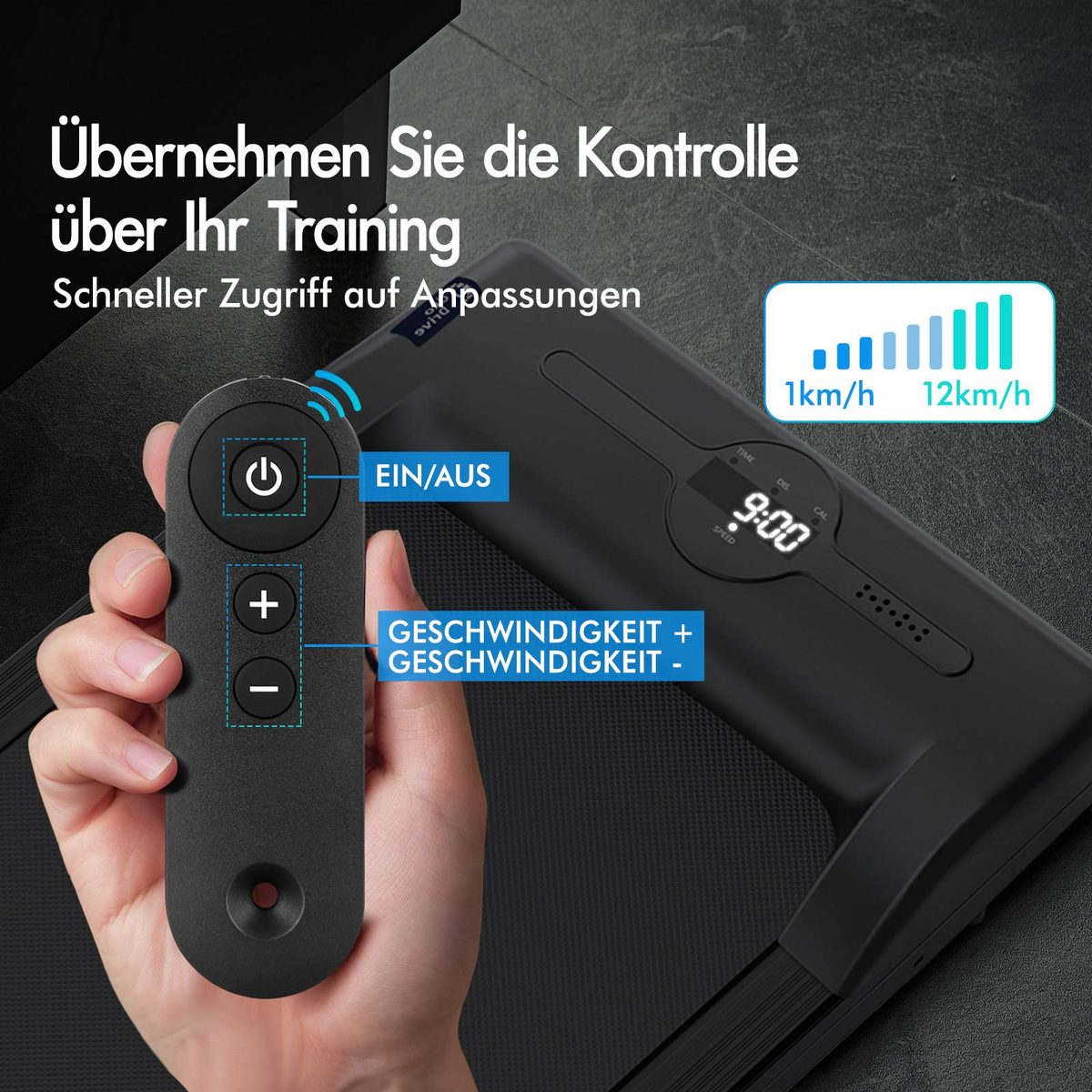 Eine Hand hält eine schwarze Fernbedienung mit Ein/Aus-, Plus- und Minus-Tasten. Das Laufband-Display zeigt Geschwindigkeit und Zeit.