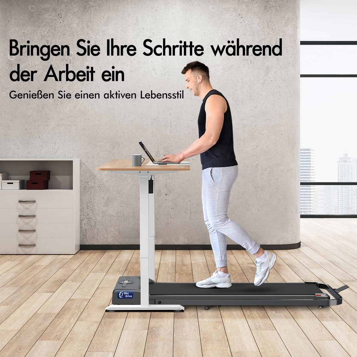 Ein Mann geht auf einem Laufband, während er an einem Laptop arbeitet. Das Laufband ist Teil eines Stehpult-Setups in einem Büro.