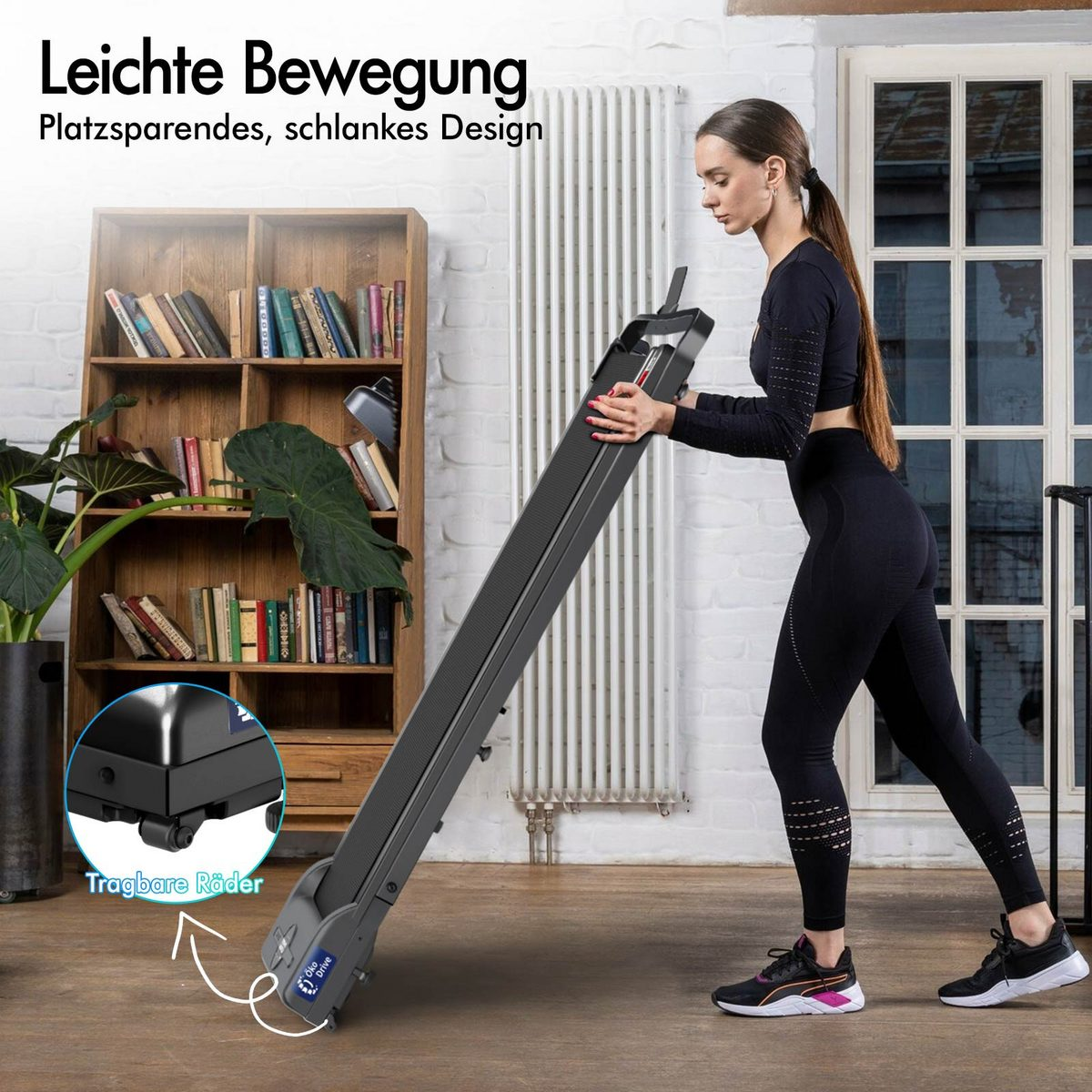 Eine Frau in schwarzer Sportkleidung schiebt ein Laufband. Ein Bücherregal, eine Pflanze und ein Heizkörper sind im Hintergrund.