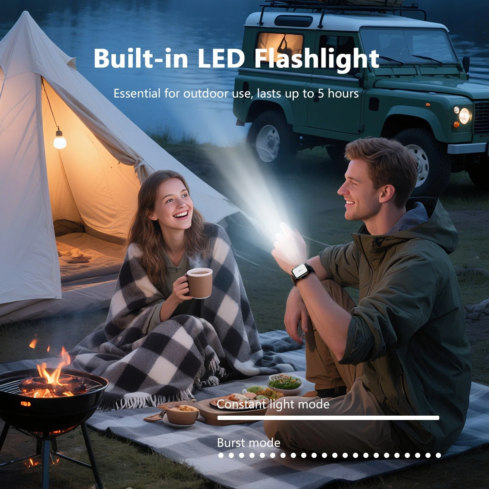 Ein Paar beim Camping, beleuchtet von einer Taschenlampe. Ein Zelt, ein Lagerfeuer und ein Oldtimer-SUV im Hintergrund.