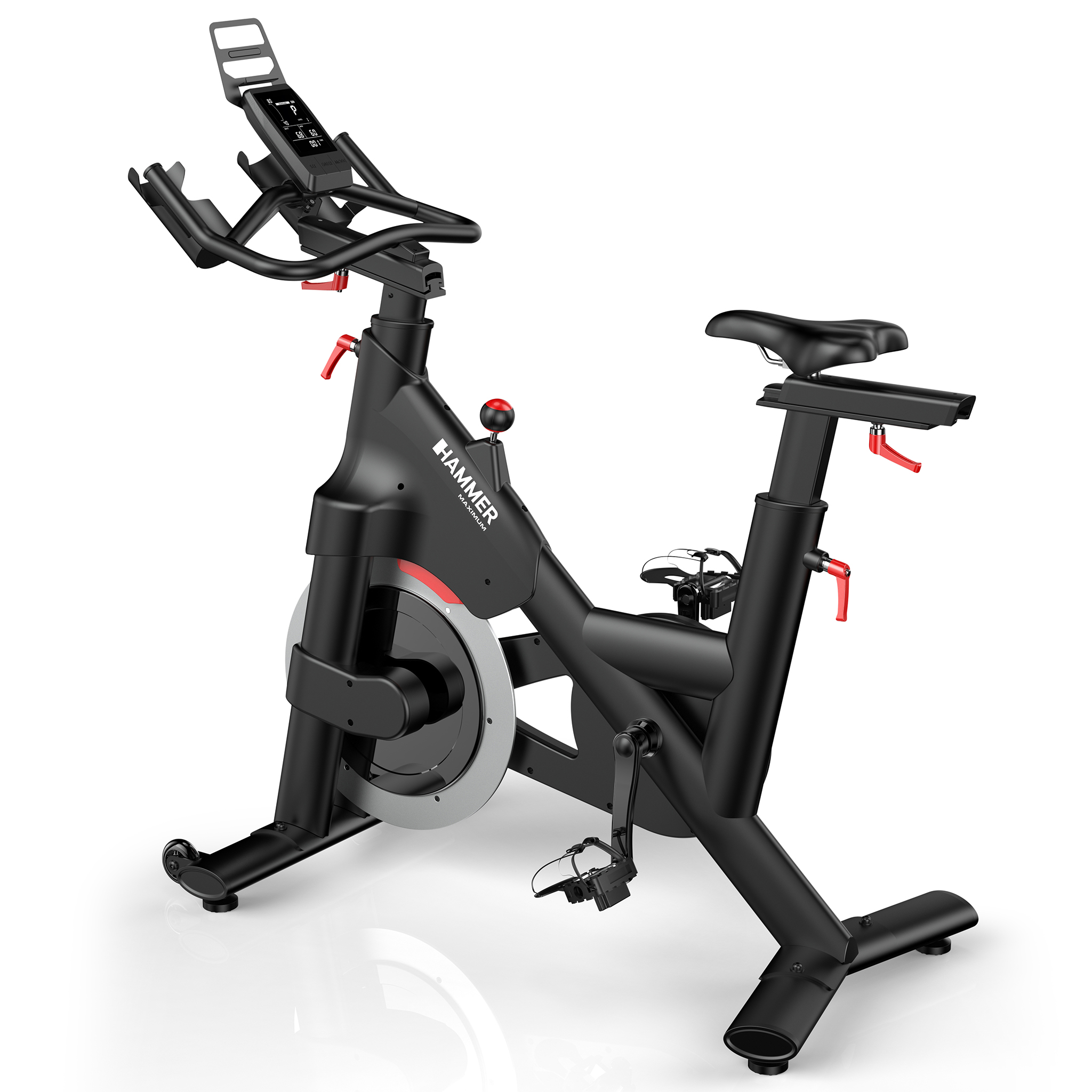 Ein schwarzes stationäres Trainingsfahrrad mit Digitalanzeige und roten Verstellhebeln, isoliert auf Weiß.