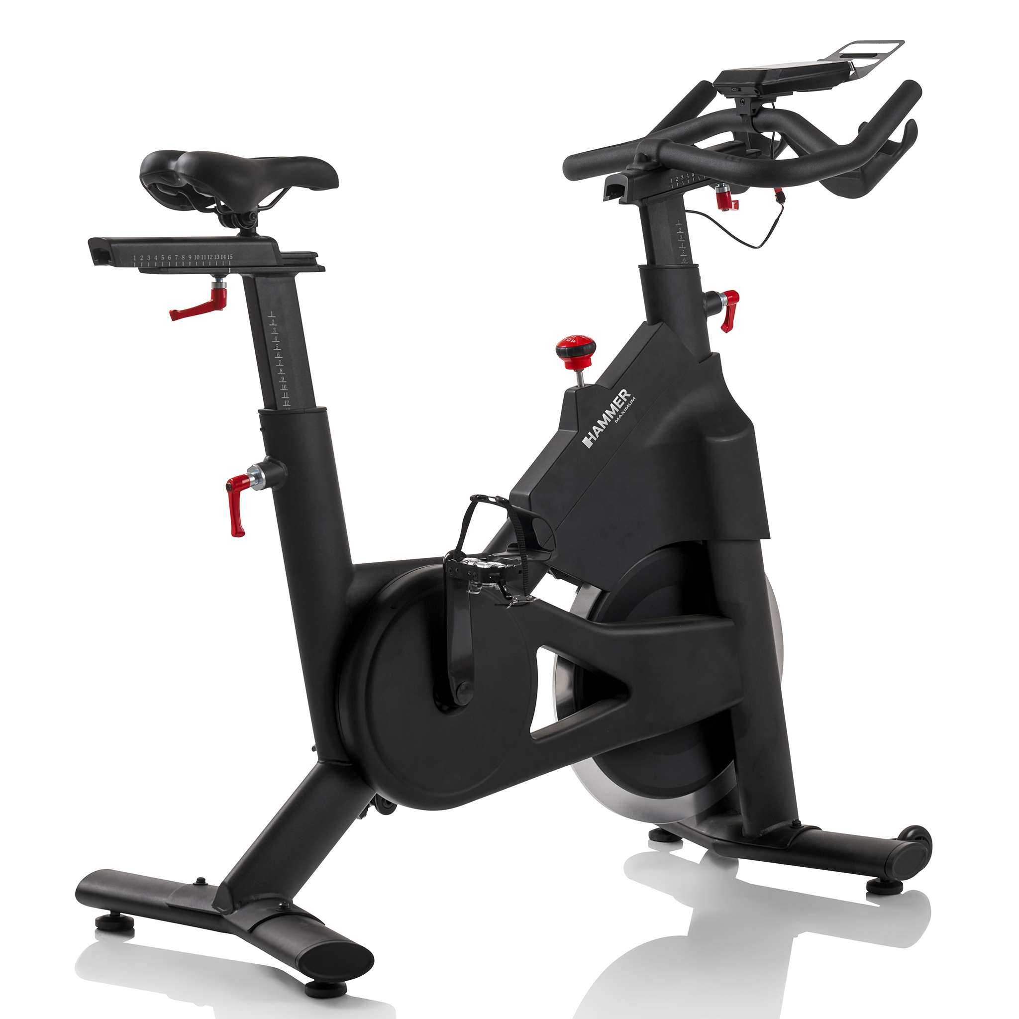 Schwarzes Trainingsfahrrad vor weißem Hintergrund. Merkmale umfassen Sattel, Lenker und Schwungrad. Rote Hebel und Knöpfe.
