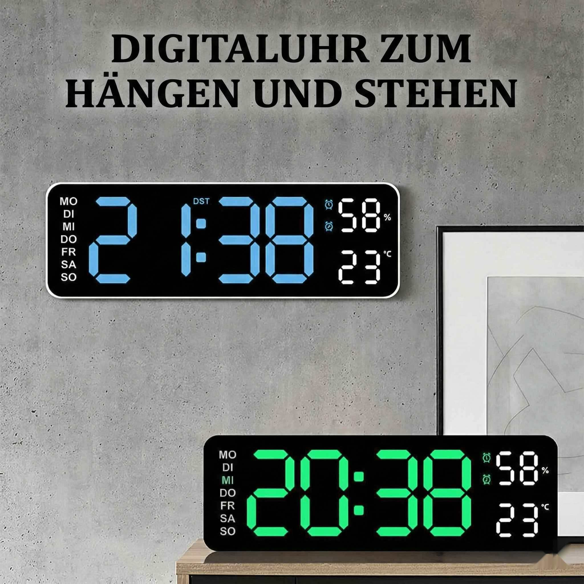 Zwei Digitaluhren an einer grauen Wand. Eine zeigt 21:38, die andere 20:38. Sie zeigen Zeit, Feuchtigkeit und Temperatur an.