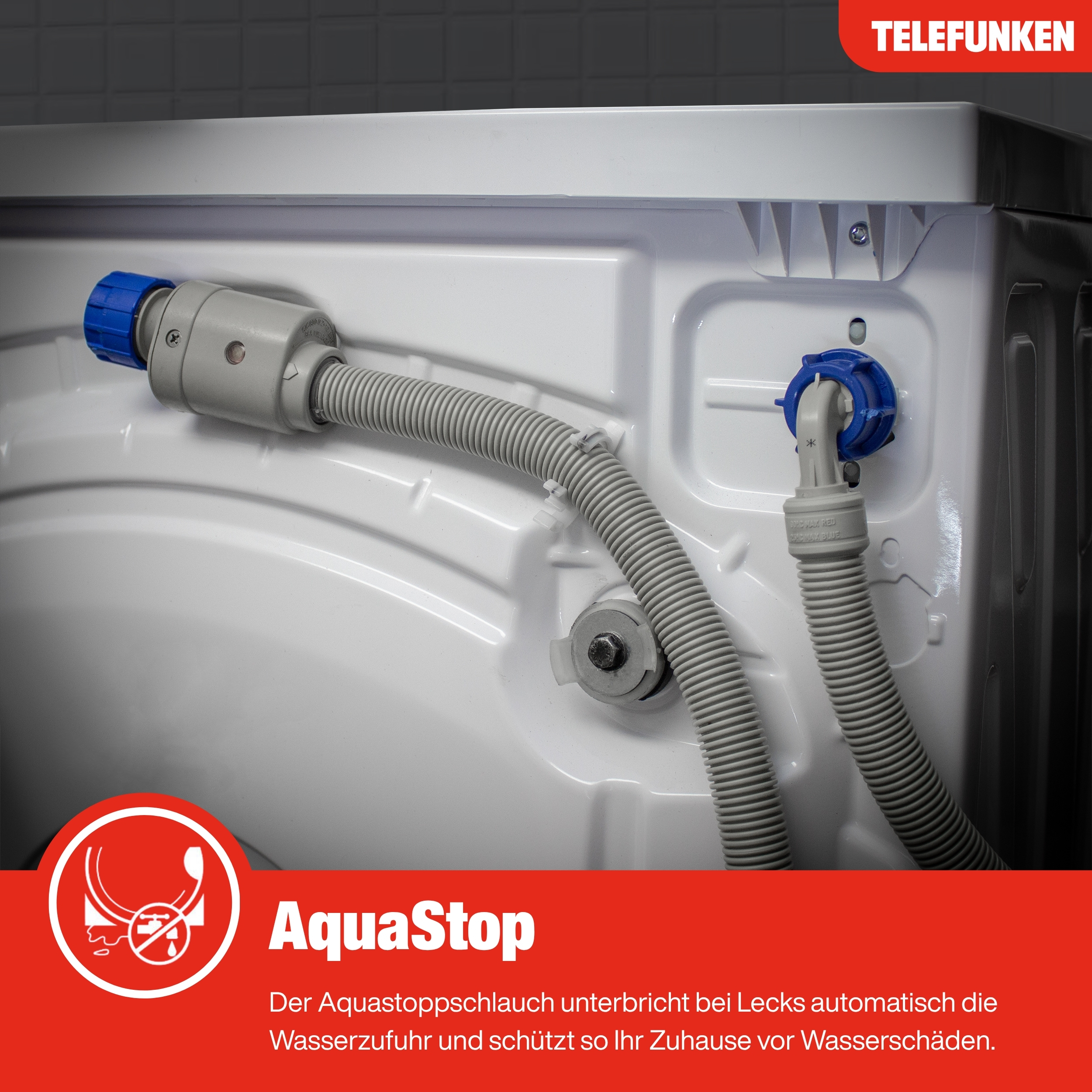 Nahaufnahme des Wasserzulaufsystems einer Waschmaschine. Graue Schläuche mit blauen Anschlüssen sind sichtbar.