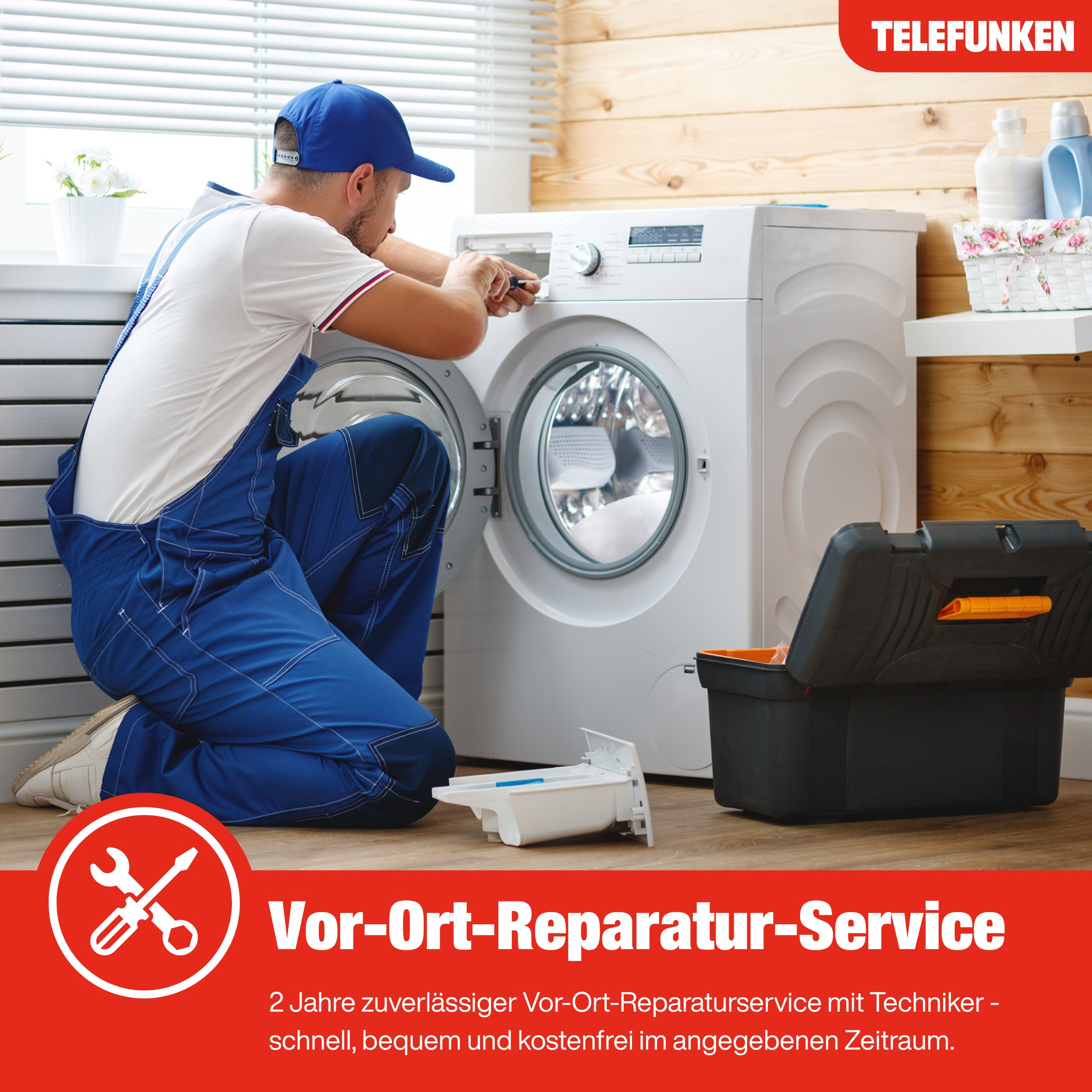 Ein Mechaniker in blauer Arbeitskleidung repariert eine Waschmaschine. Werkzeugkasten und Waschmittelflaschen sind zu sehen.