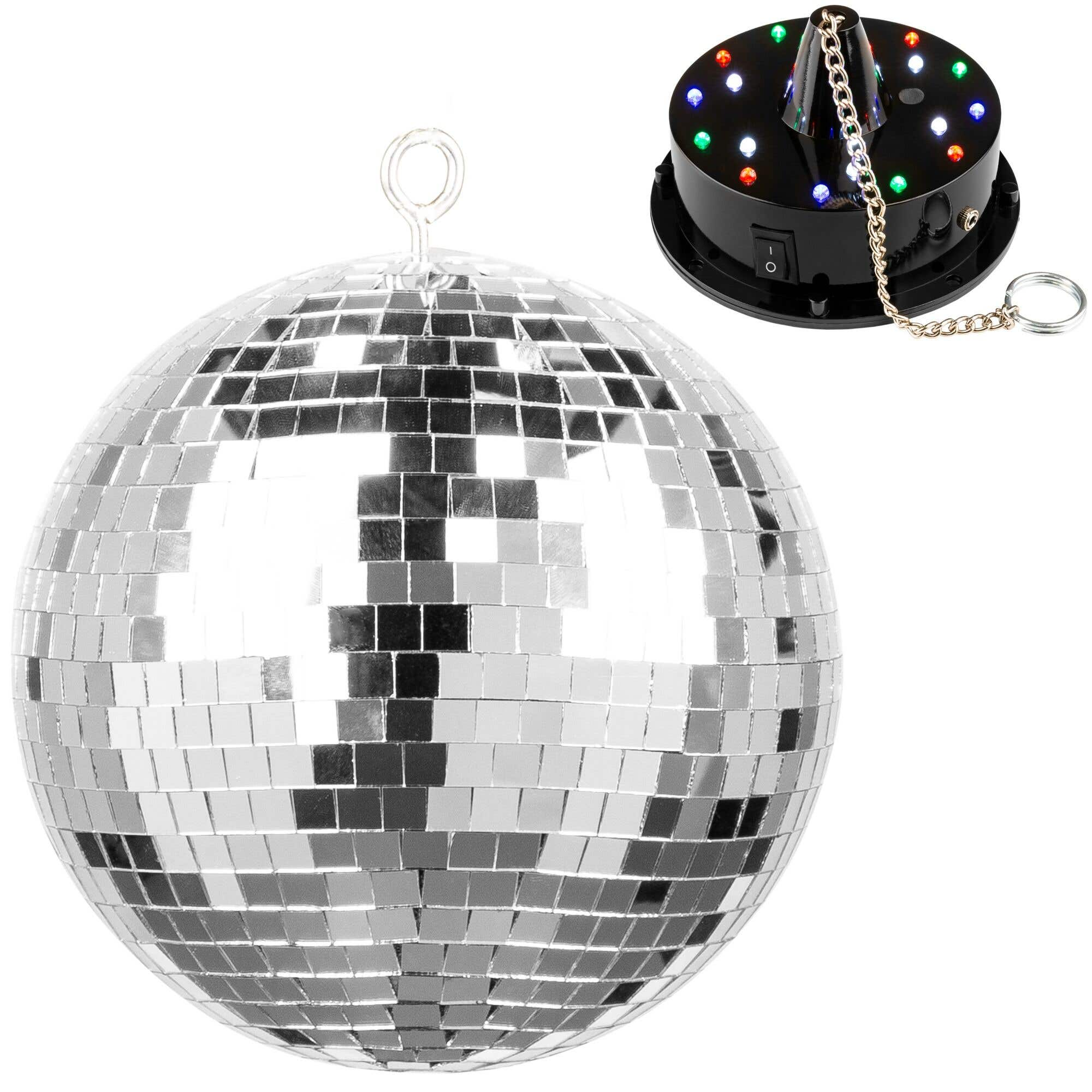 Una bola de discoteca con azulejos espejados y una base negra con luces de colores. Una cadena y un anillo adjuntos.