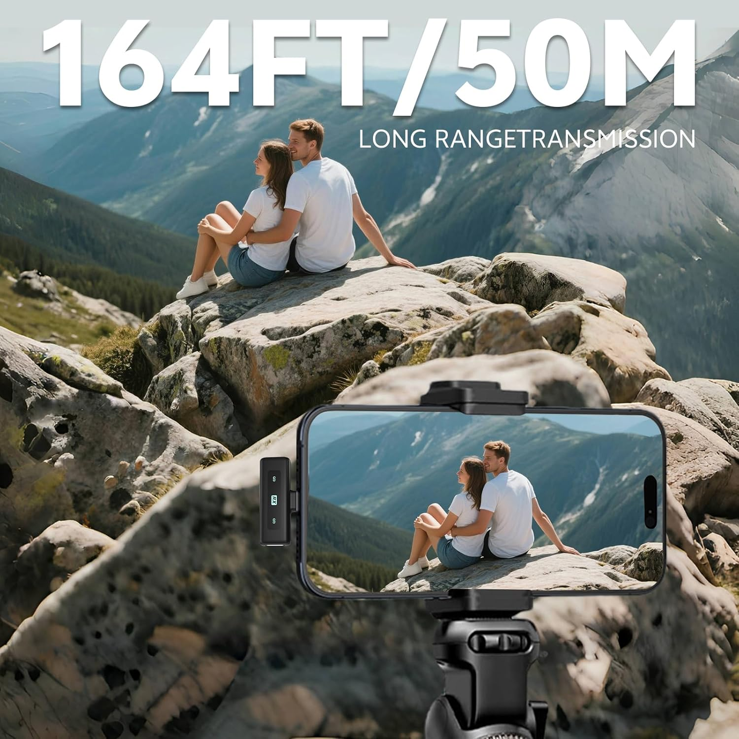 Ein Paar sitzt auf einem Felsen, Berge im Hintergrund. Ein Telefon zeigt das gleiche Bild, gehalten von einem Stativ, und ein schwarzes Gerät.