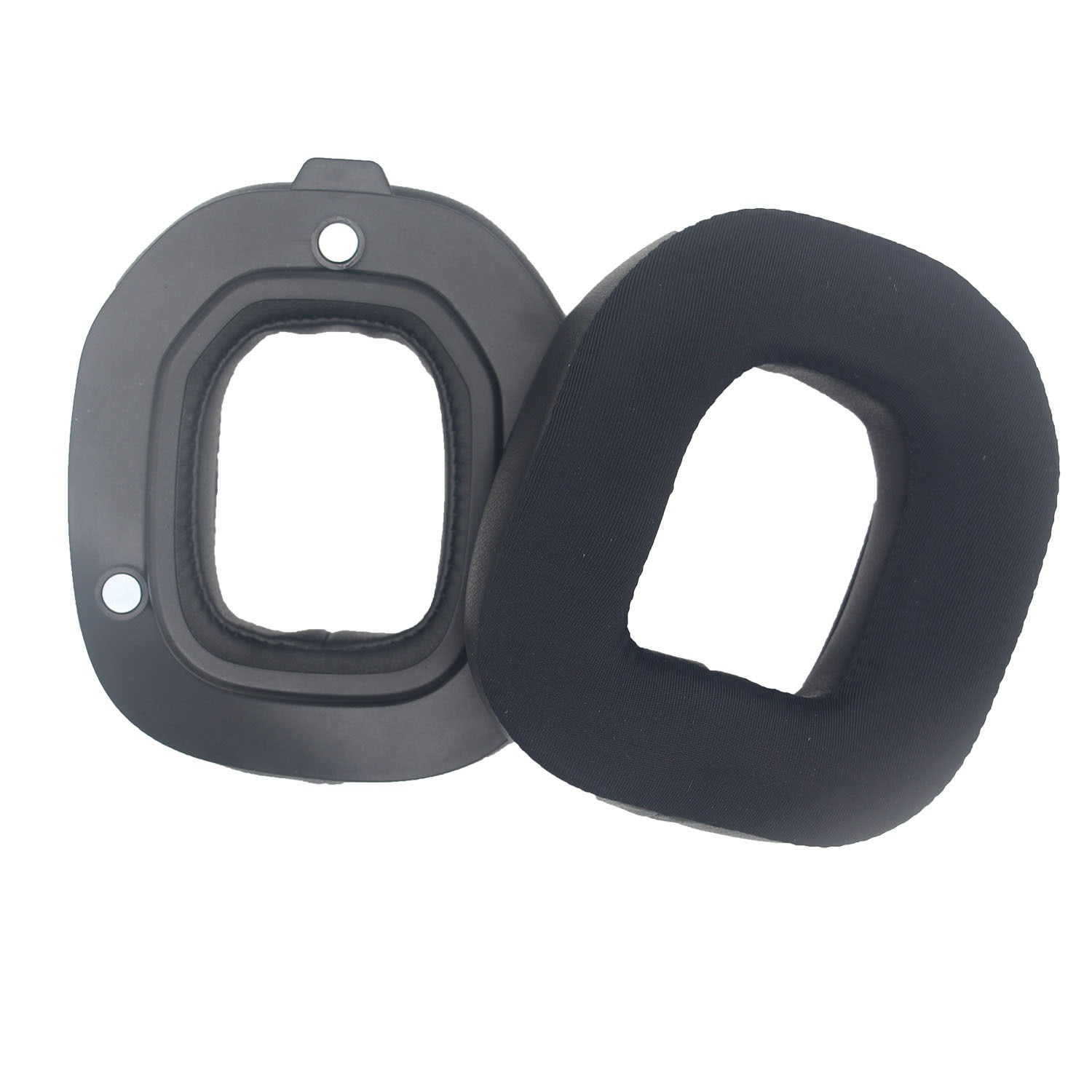 Due cuscinetti neri per cuffie. Uno è a forma di anello solido, l'altro rotondo con tessuto morbido. Entrambi su sfondo bianco.