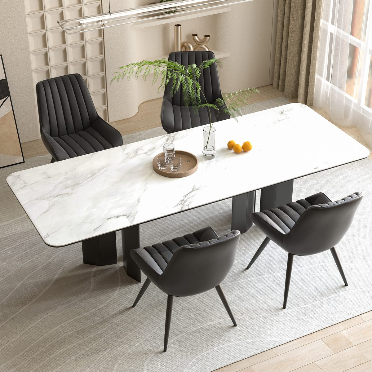 Ein Esszimmer mit Marmortisch, vier schwarzen Stühlen und einem Teppich. Früchte und Gläser auf dem Tisch.
