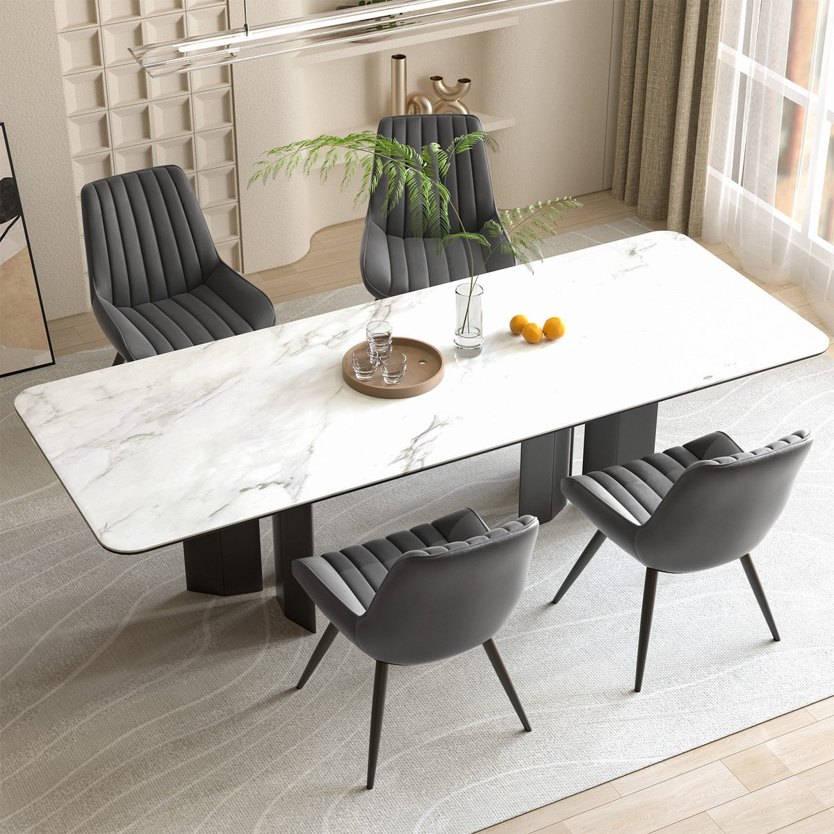 Ein Esszimmer mit Marmortisch, vier grauen Stühlen und Dekorationsartikeln. Der Raum hat neutrale Farben und ein modernes Design.