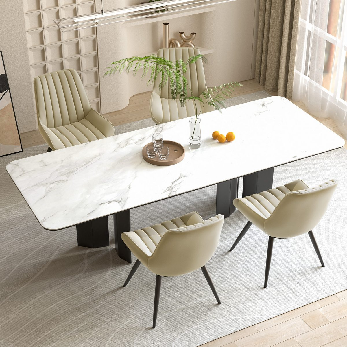 Ein modernes Esszimmer mit Marmortisch, cremefarbenen Stühlen und einem Teppich. Orangen und Gläser stehen auf dem Tisch. Der Hintergrund zeigt ein Regal.
