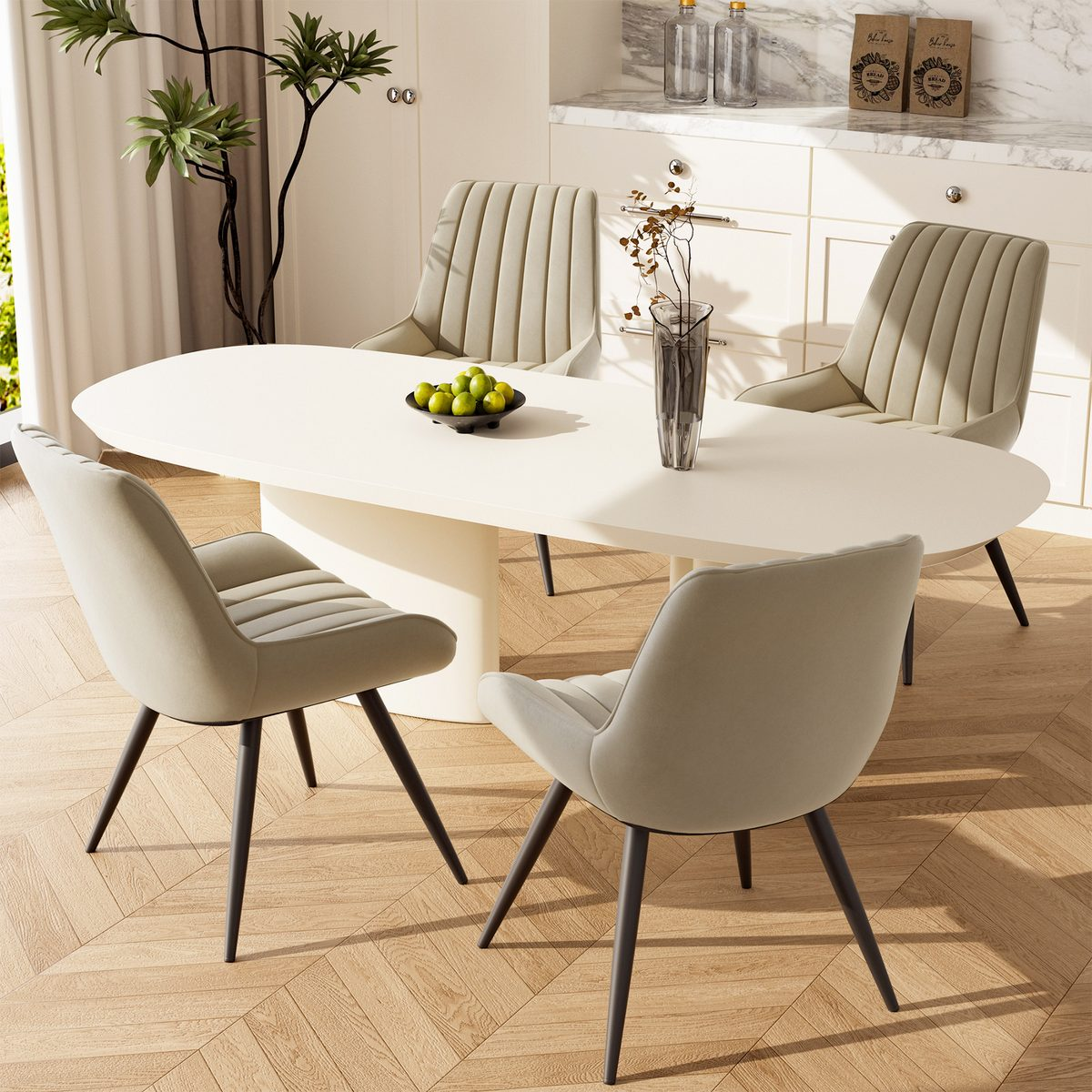 Ein Esszimmer mit einem weißen ovalen Tisch, vier Stühlen und einer Pflanze. Limetten liegen auf dem Tisch. Sonnenlicht scheint herein.