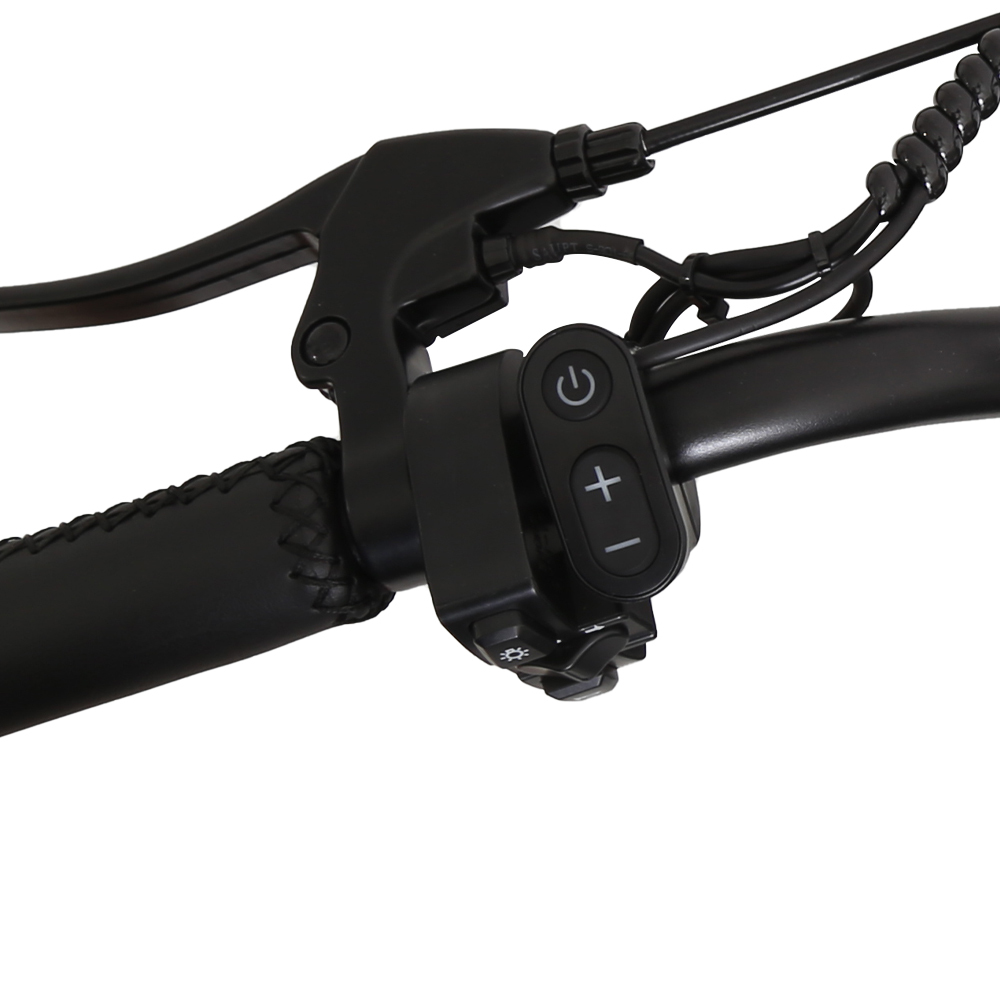Zbliżenie czarnej kierownicy roweru. Widoczna dźwignia hamulca, panel sterowania z przyciskami i teksturowany uchwyt. Widoczne są również kable.