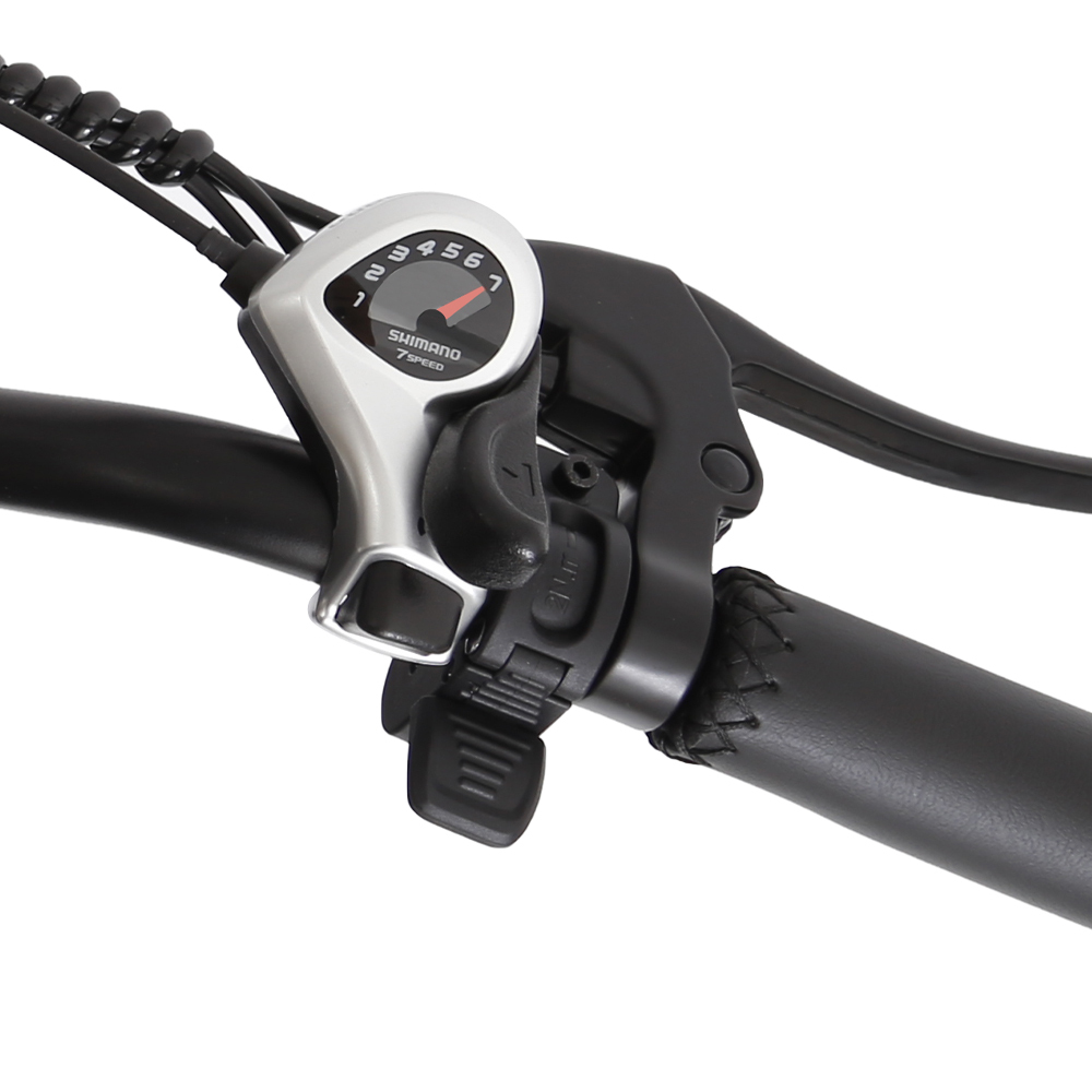 Zbliżenie kierownicy roweru z dźwignią zmiany biegów i hamulca. Zmiana biegów pokazuje aktualny bieg. Kierownica jest czarna.
