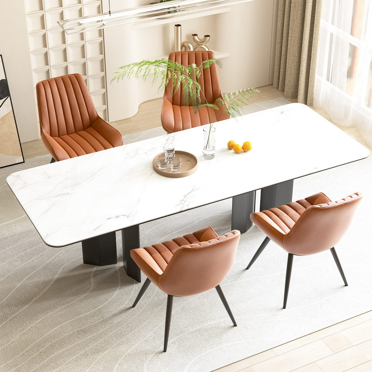 Ein Esszimmer mit einem weißen Marmortisch und vier braunen Stühlen. Auf dem Tisch stehen Gläser, eine Vase mit Blättern und Orangen.
