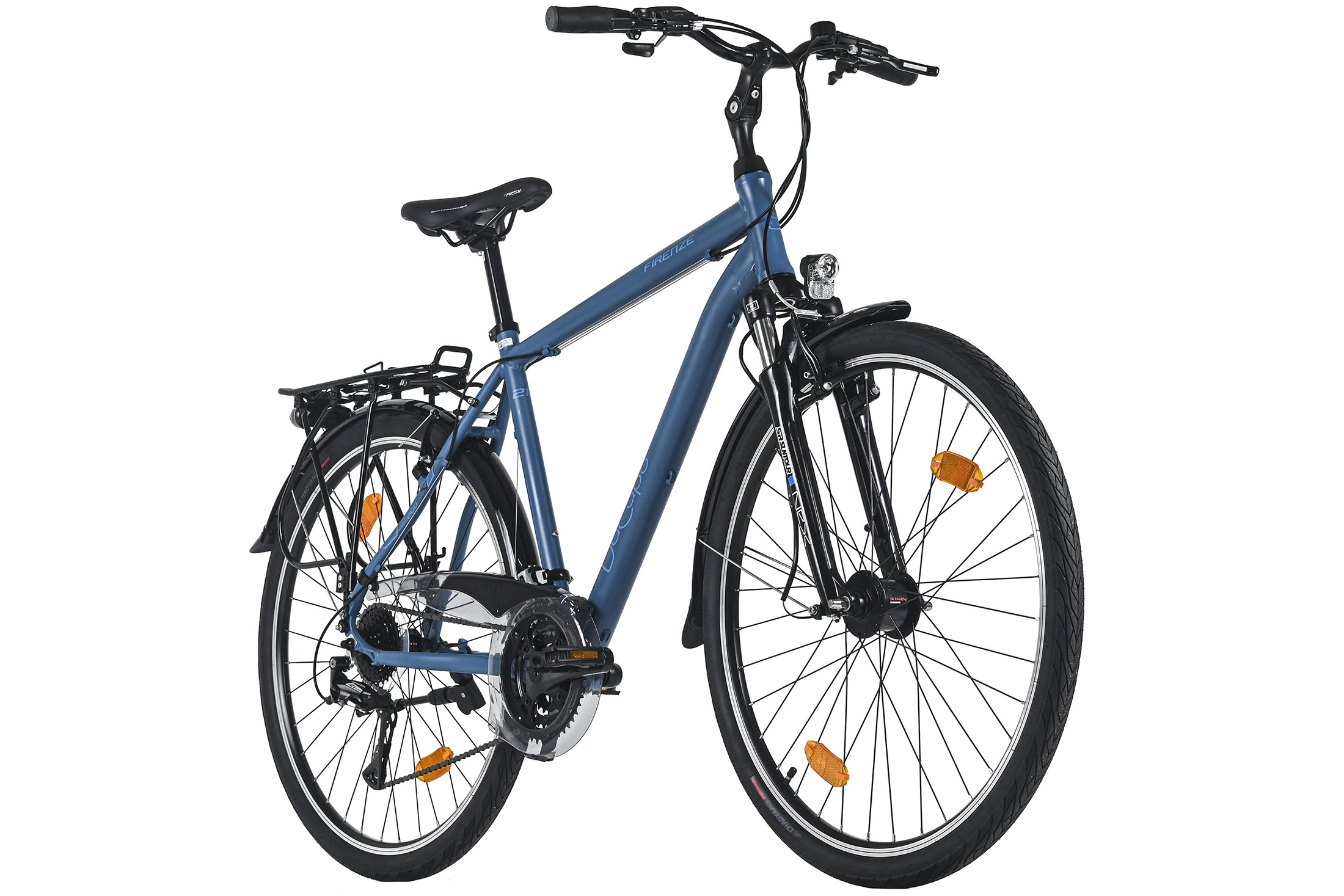 Blaues Fahrrad auf weißem Hintergrund. Merkmale sind schwarze Reifen, Schutzbleche und ein Gepäckträger. Orangefarbene Reflektoren sind sichtbar.