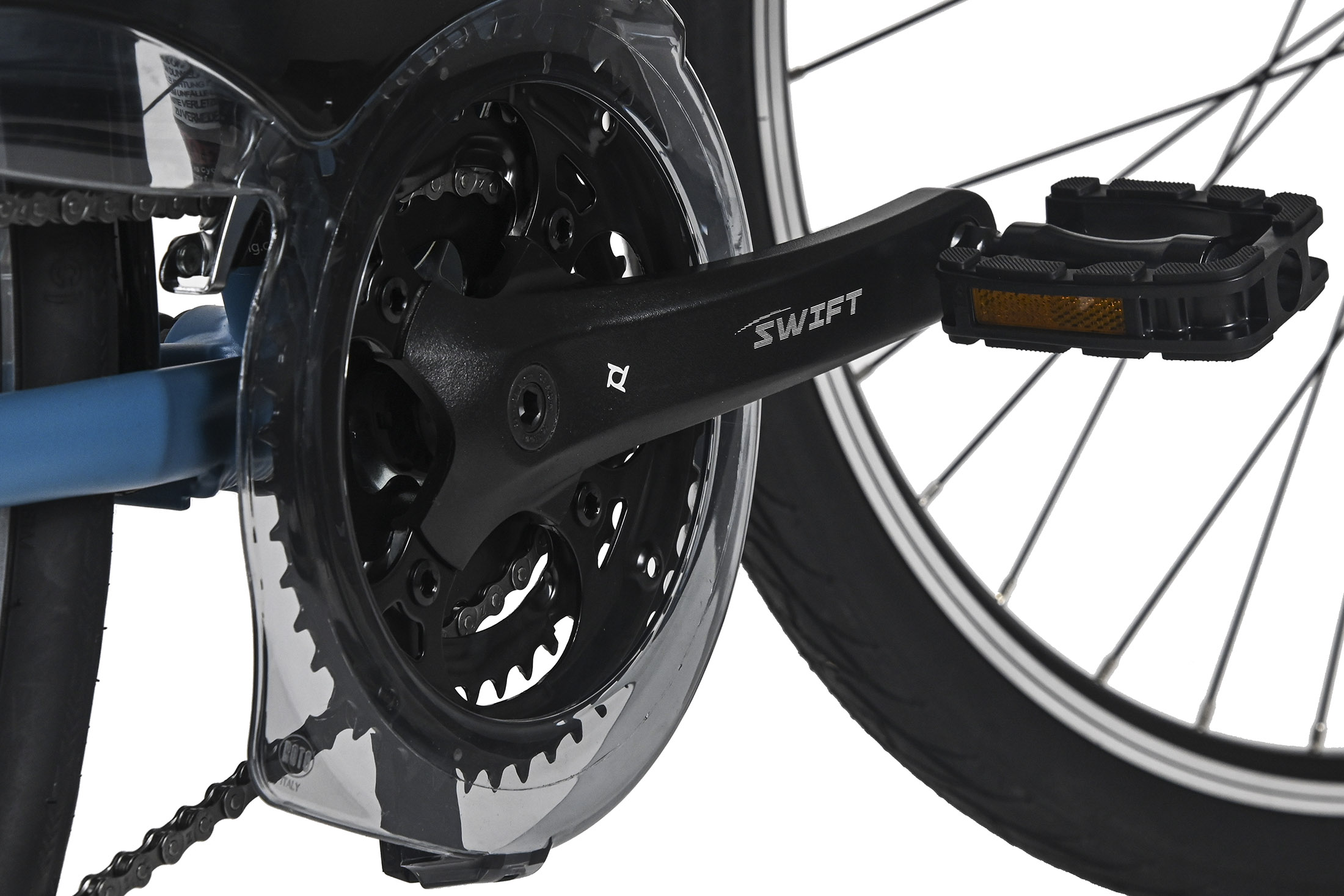 Nahaufnahme von Fahrradteilen. Schwarzer Kurbelsatz mit durchsichtigem Kunststoffschutz, Pedal, Kette und Teil des Rades.