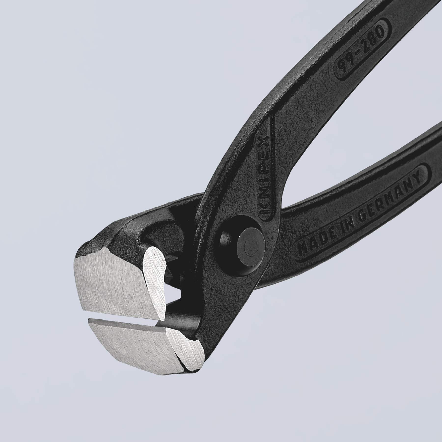Zbliżenie czarnych i srebrnych szczypiec. Szczypce są oznaczone 'KNIPEX' i 'MADE IN GERMANY'. Tło jest białe.