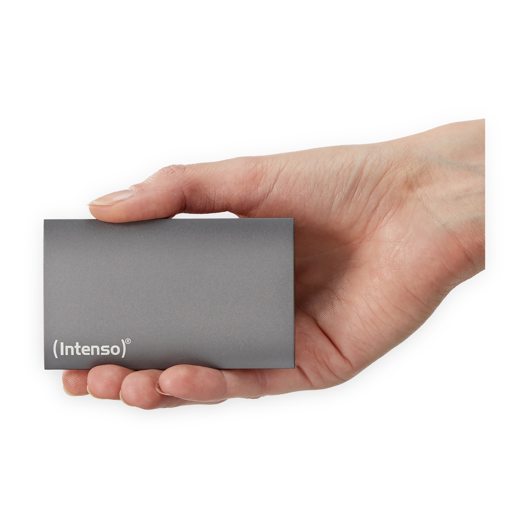 Dłoń trzyma szare, prostokątne urządzenie, prawdopodobnie dysk twardy. Widoczna jest nazwa marki (Intenso).