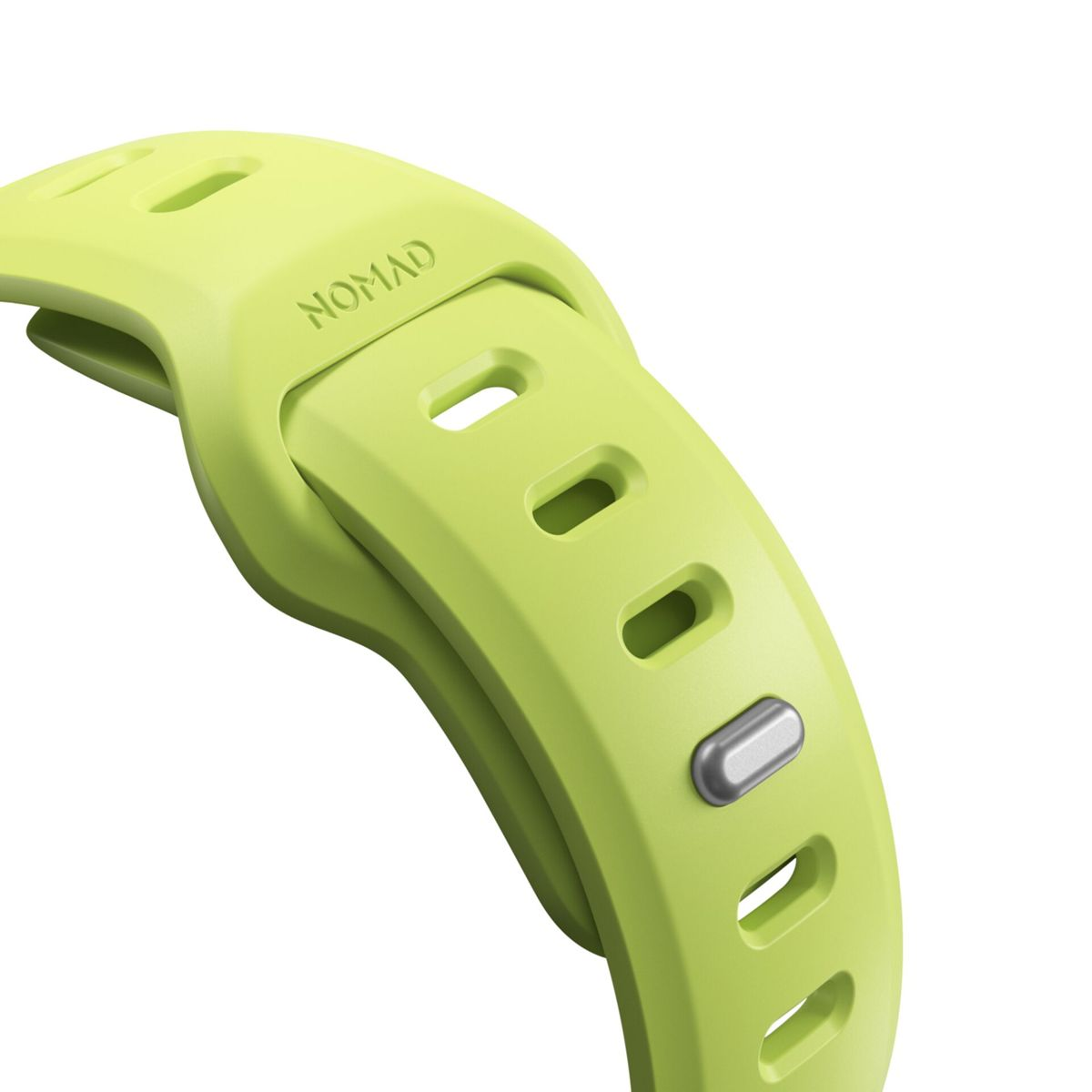 Primo piano di un cinturino Nomad verde lime. Ha diversi fori e una chiusura in metallo. La parola 'NOMAD' è visibile.