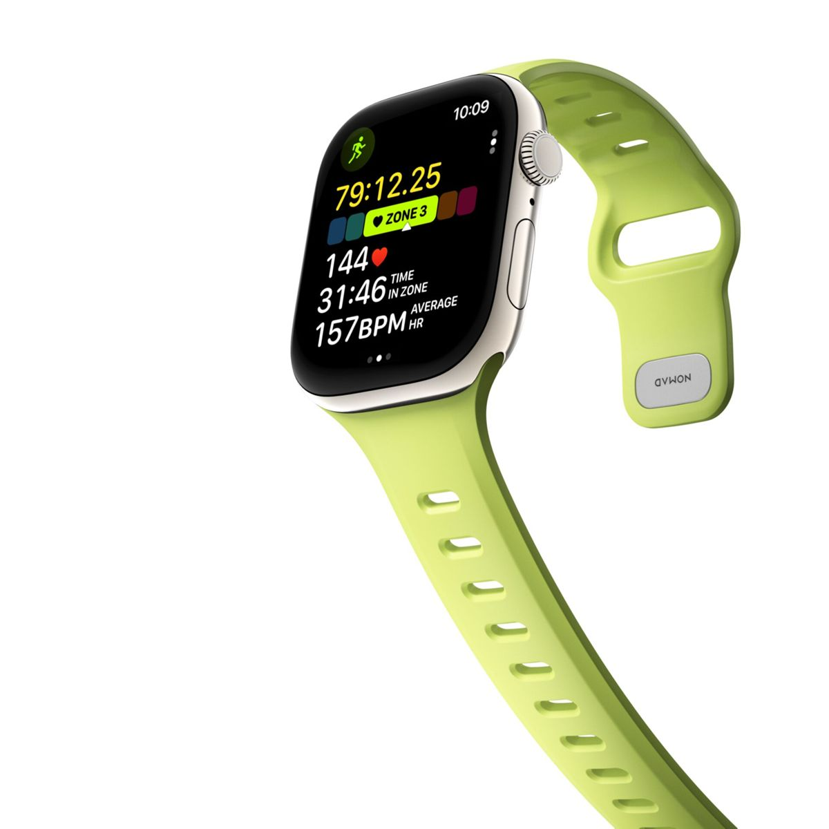 Uno smartwatch verde mostra ora, frequenza cardiaca e dati di allenamento. L'orologio ha un cinturino verde e una cassa argentata, su sfondo bianco.