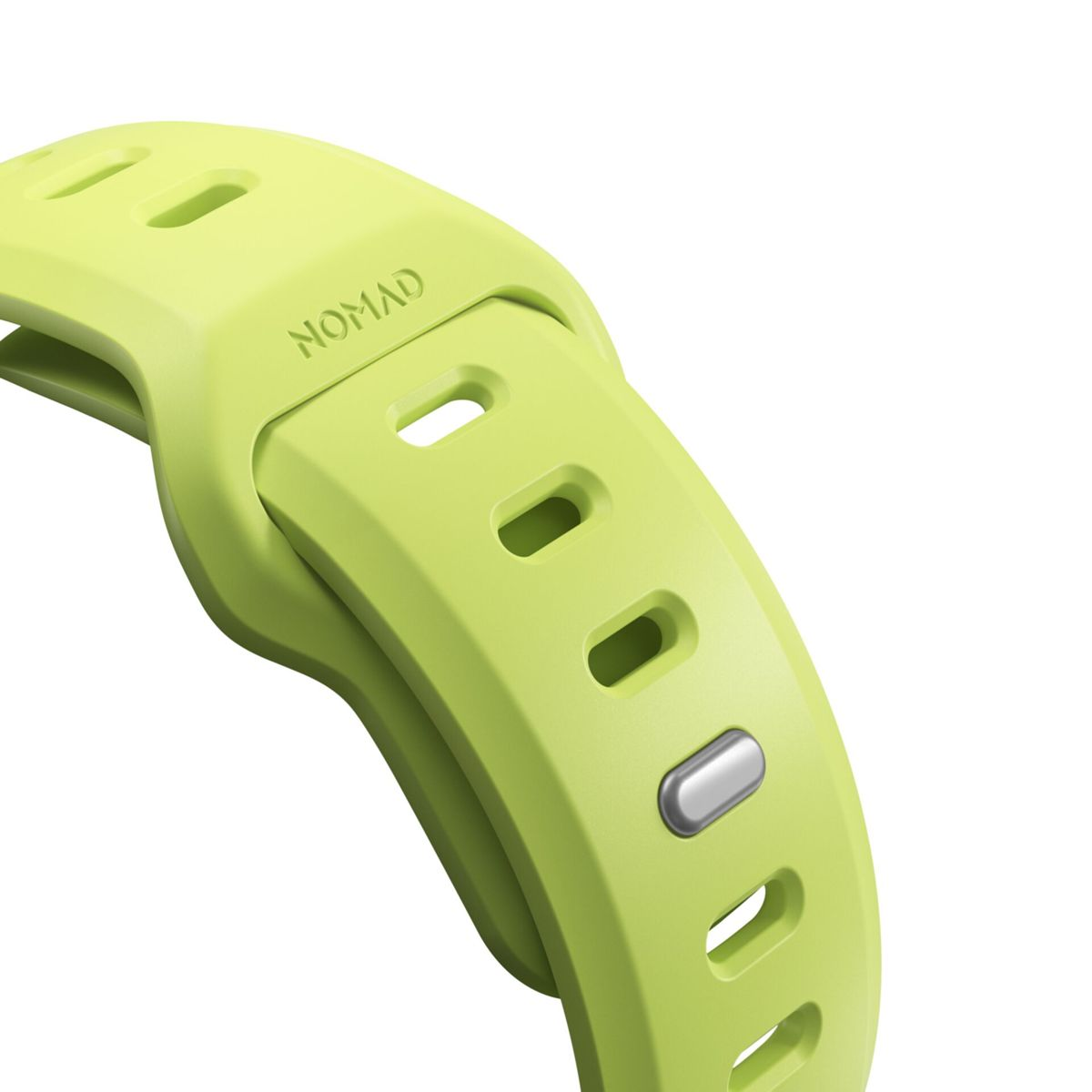 Nahaufnahme eines limettengrünen Uhrenarmbands. Das Armband trägt die Marke 'NOMAD'. Es hat mehrere rechteckige Löcher und eine silberne Schließe.