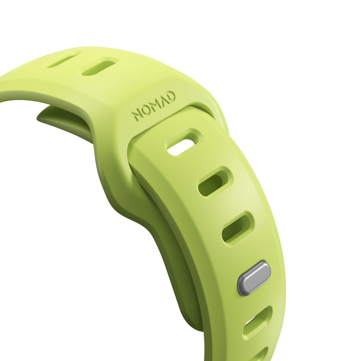 Primo piano di un cinturino verde lime con il marchio 'NOMAD' visibile. Include fori e un pulsante argentato.