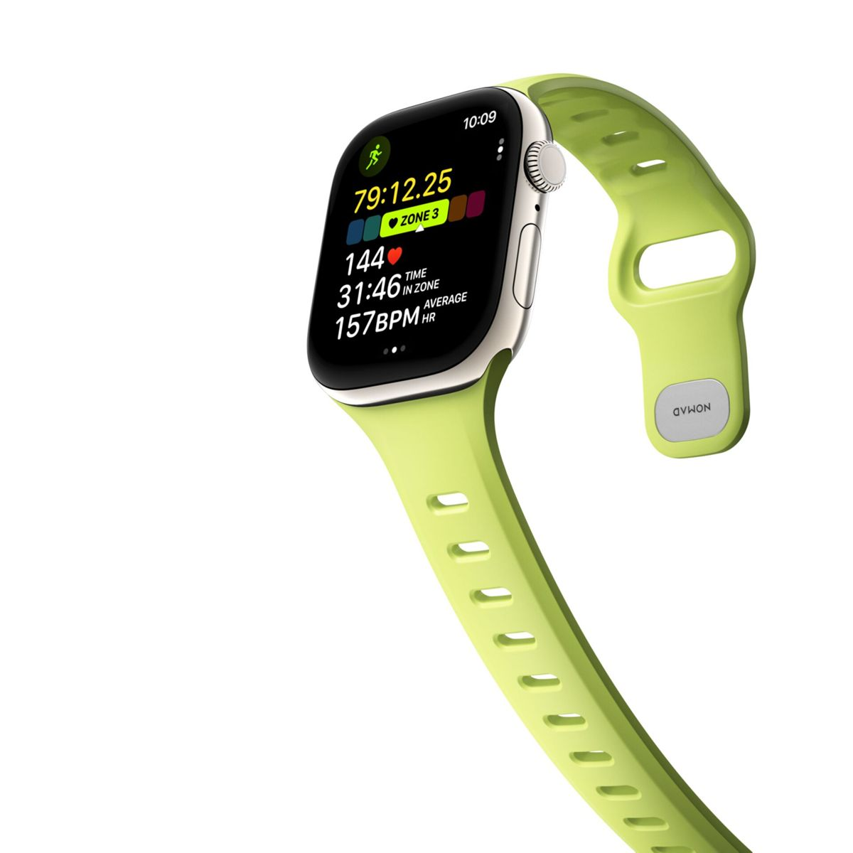 Uno smartwatch verde mostra i dati dell'allenamento: tempo, frequenza cardiaca e zona. L'orologio ha un cinturino verde e una cassa argentata. Lo sfondo è bianco.