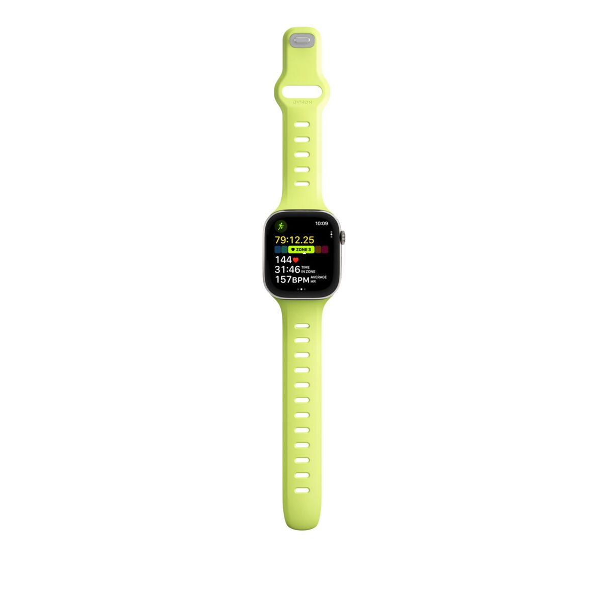 Un Apple Watch verde lime su sfondo bianco. L'orologio mostra le statistiche dell'allenamento: tempo, frequenza cardiaca e BPM.