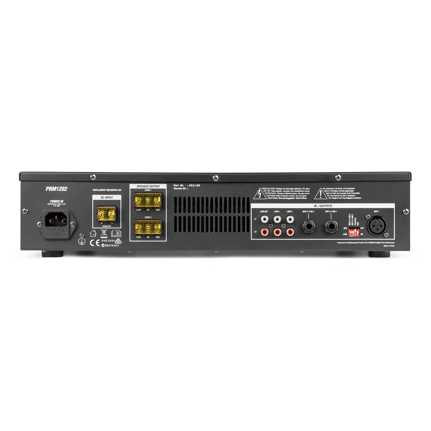 Amplificador de audio negro con varios puertos de entrada/salida, entrada de alimentación y salidas de altavoz. Texto incluye modelo y advertencias.