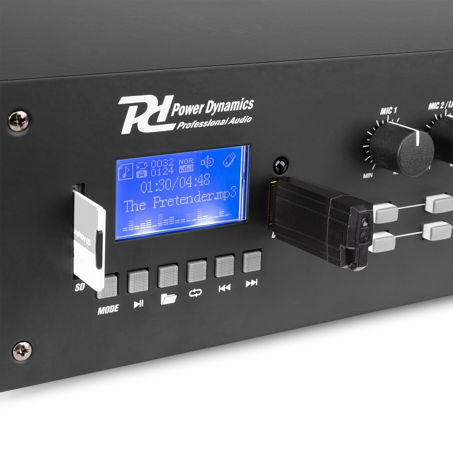 Dispositivo de audio negro con pantalla que muestra información de la canción. Tarjeta SD y unidad USB insertadas. Perillas y botones visibles.