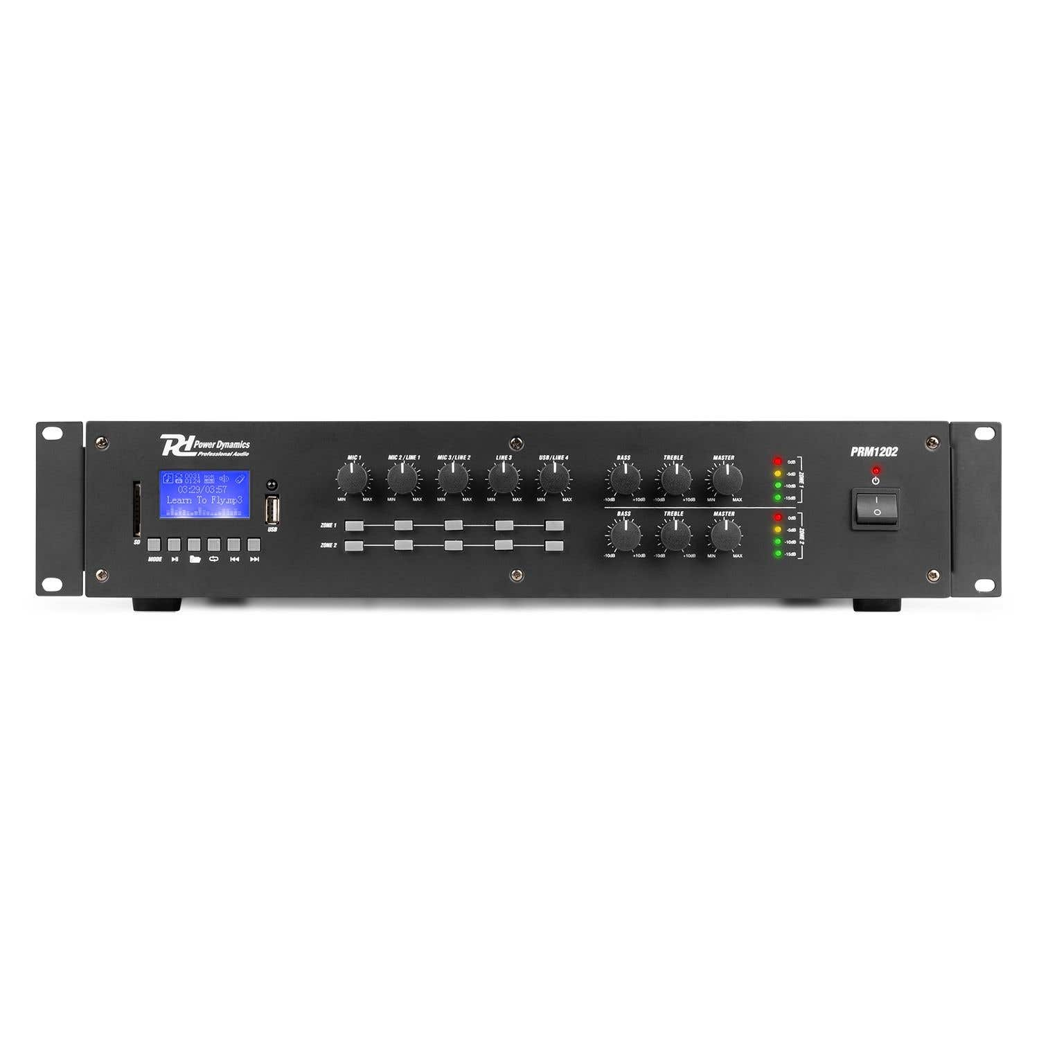 Mezclador de audio negro con perillas y botones. Tiene una pantalla con texto. La marca es Power Dynamics, el modelo es PRM1202.