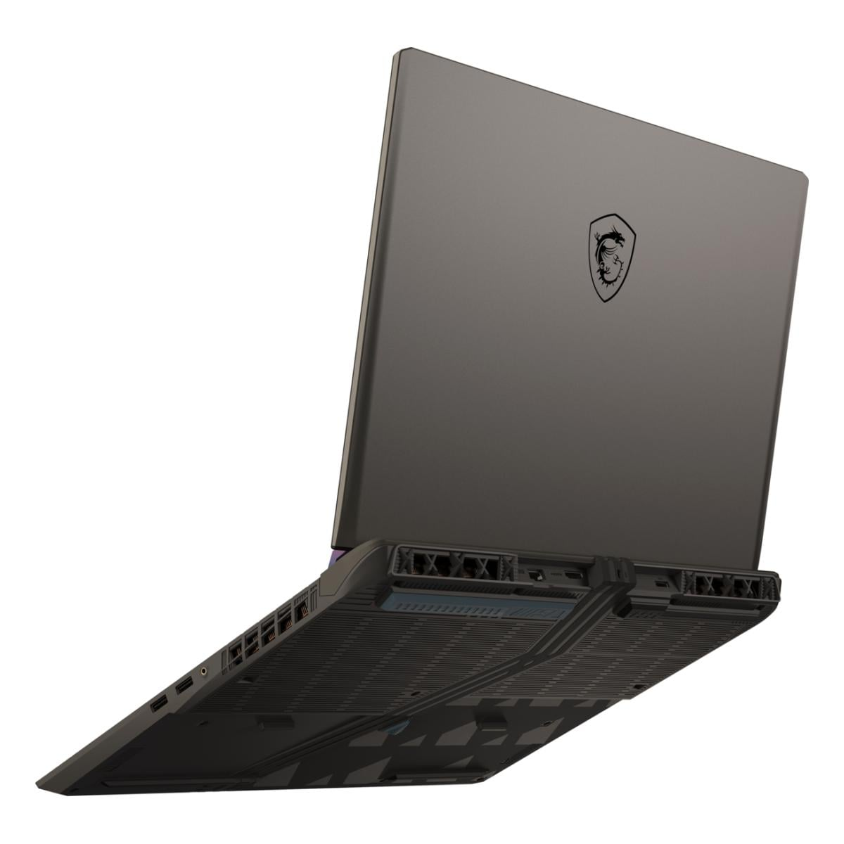 Ein dunkelgrauer Laptop auf weißem Hintergrund. Der Laptop ist geöffnet und zeigt die Unterseite und Rückseite mit dem MSI-Logo.