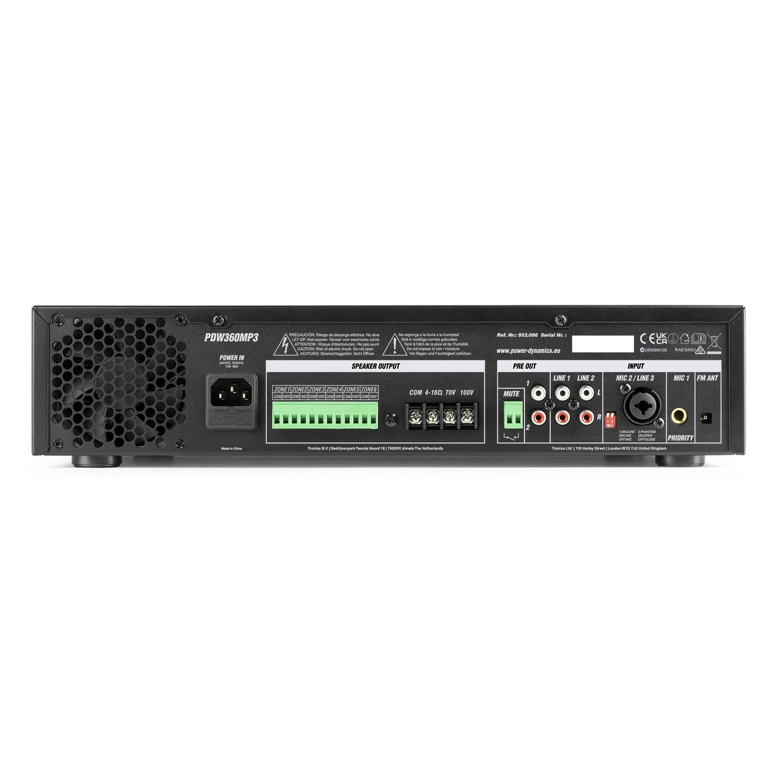 Amplificador de audio negro. Tiene varios puertos de entrada/salida y un conector de alimentación.