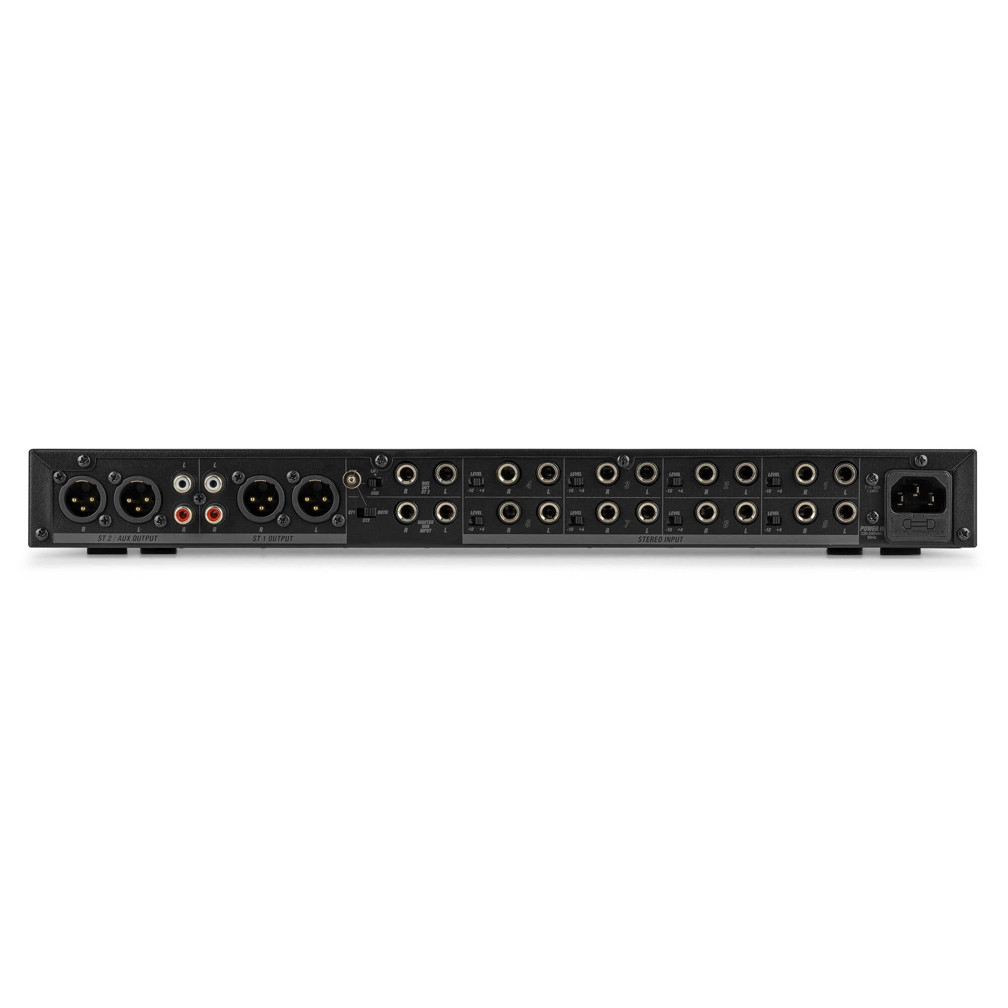 Mezclador de audio negro con múltiples puertos de entrada y salida. Incluye conectores XLR, RCA y jack de 6,35 mm. Entrada de alimentación a la derecha.