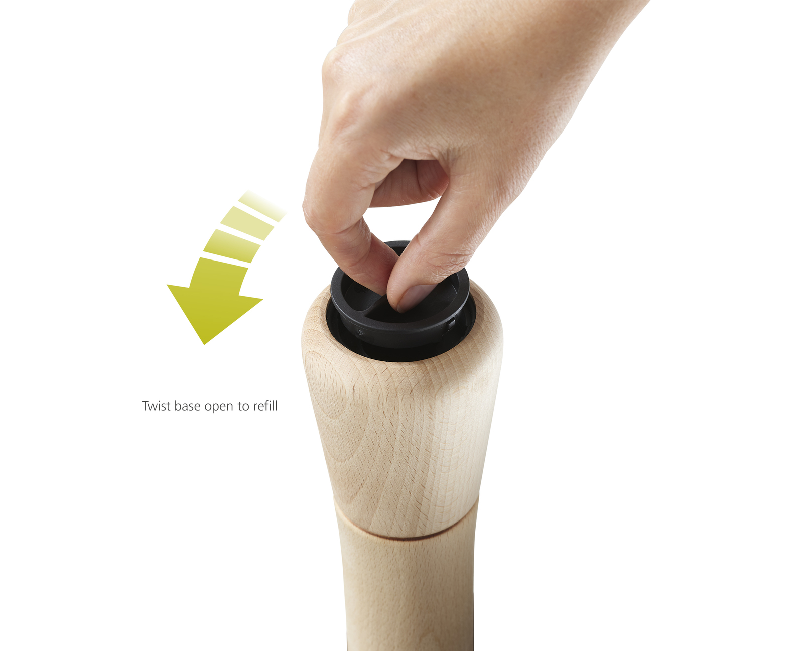 La mano gira una tapa negra sobre un molinillo de madera. Una flecha verde indica que gire la base para abrirla y rellenarla.