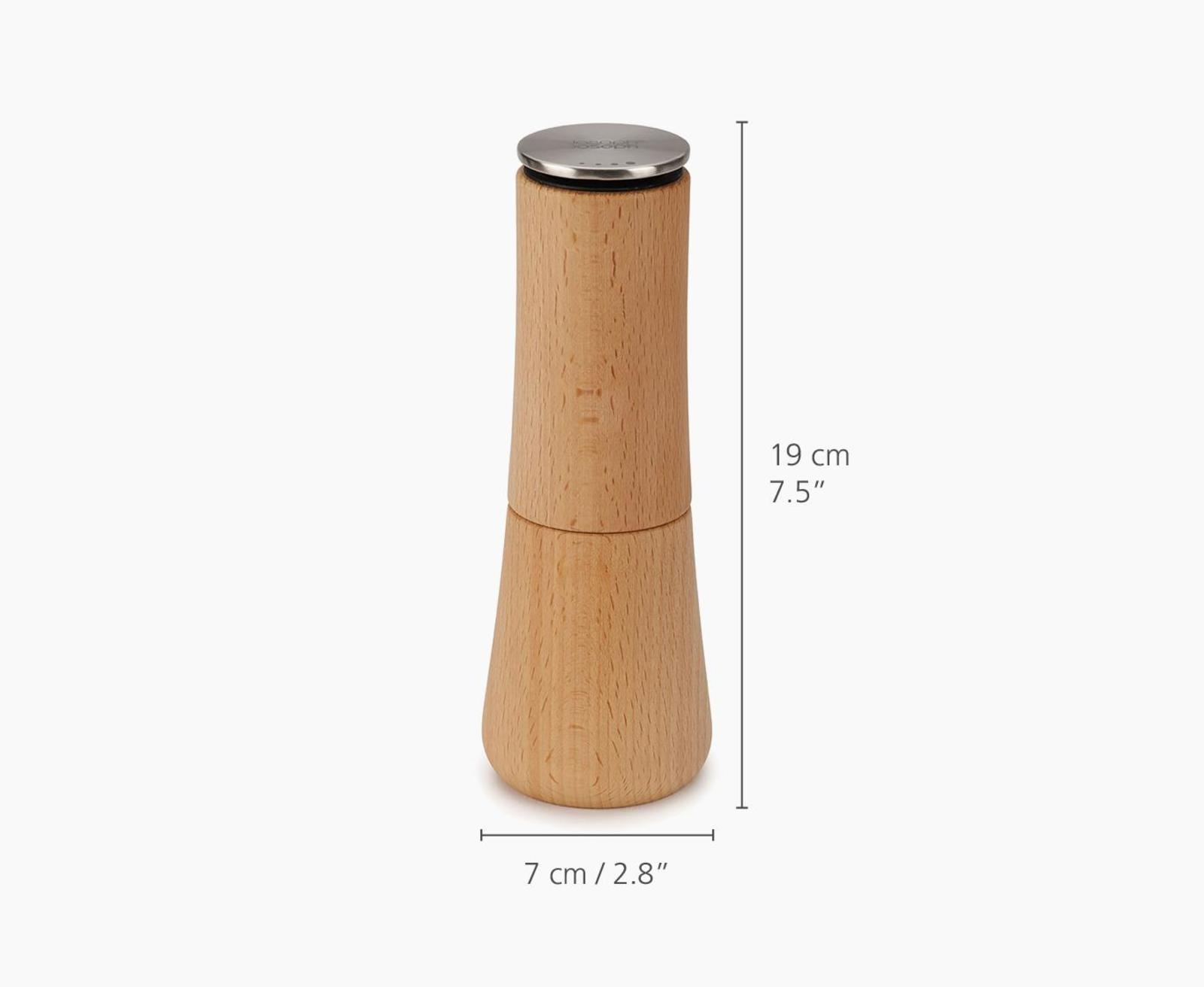 Molinillo de pimienta de madera con tapa plateada. Dimensiones: 19 cm/7,5" alto y 7 cm/2,8" ancho, sobre fondo blanco.
