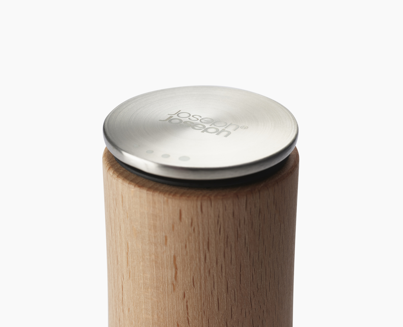 Primer plano de un objeto de madera con una parte superior metálica. La parte superior tiene la marca. El fondo es blanco.