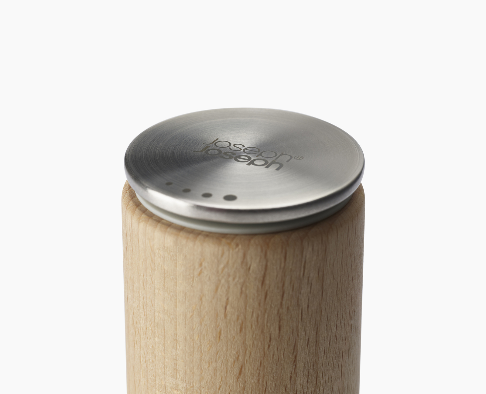 Primer plano de un molinillo de especias. Tiene una base de madera y una tapa metálica con la marca. Fondo blanco.