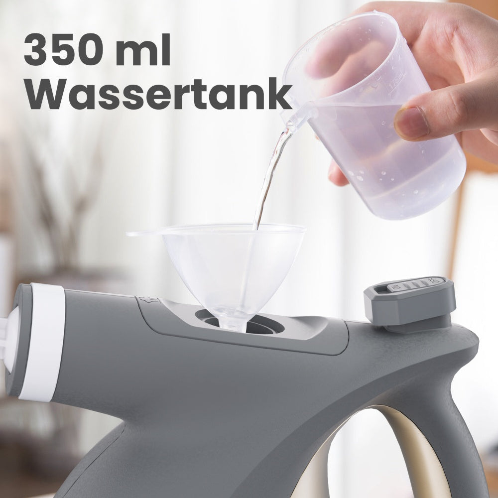 Una persona versa acqua da un misurino in un imbuto su un dispositivo grigio. Testo: '350 ml Wassertank'.