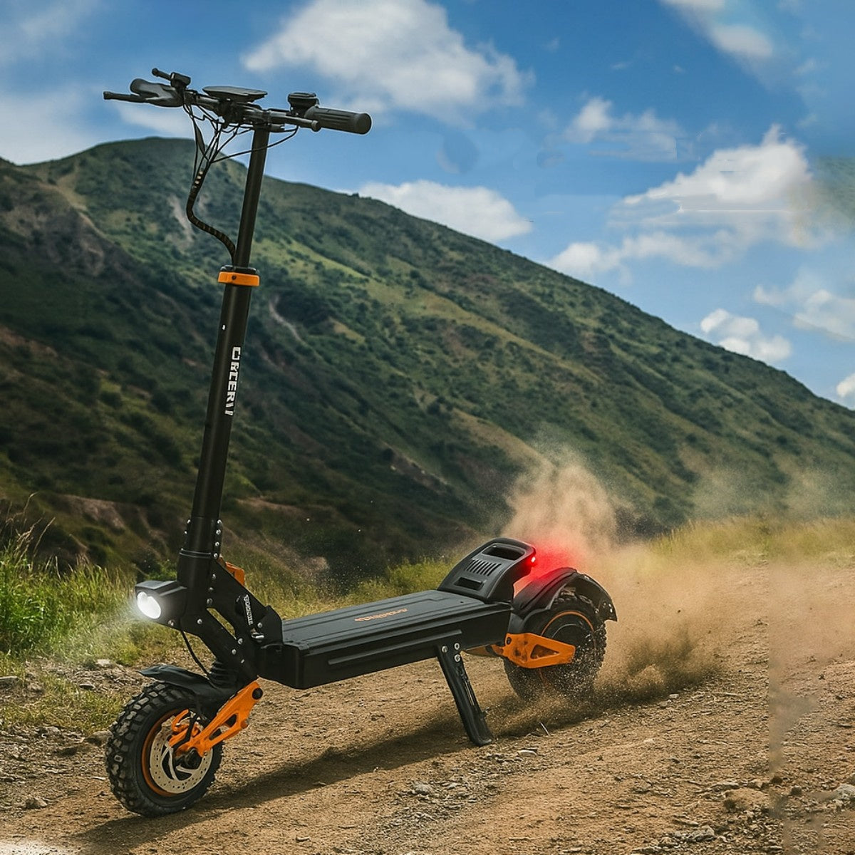 Scooter elettrico nero e arancione su una strada sterrata, che solleva polvere. Una montagna verde e cielo blu sullo sfondo.