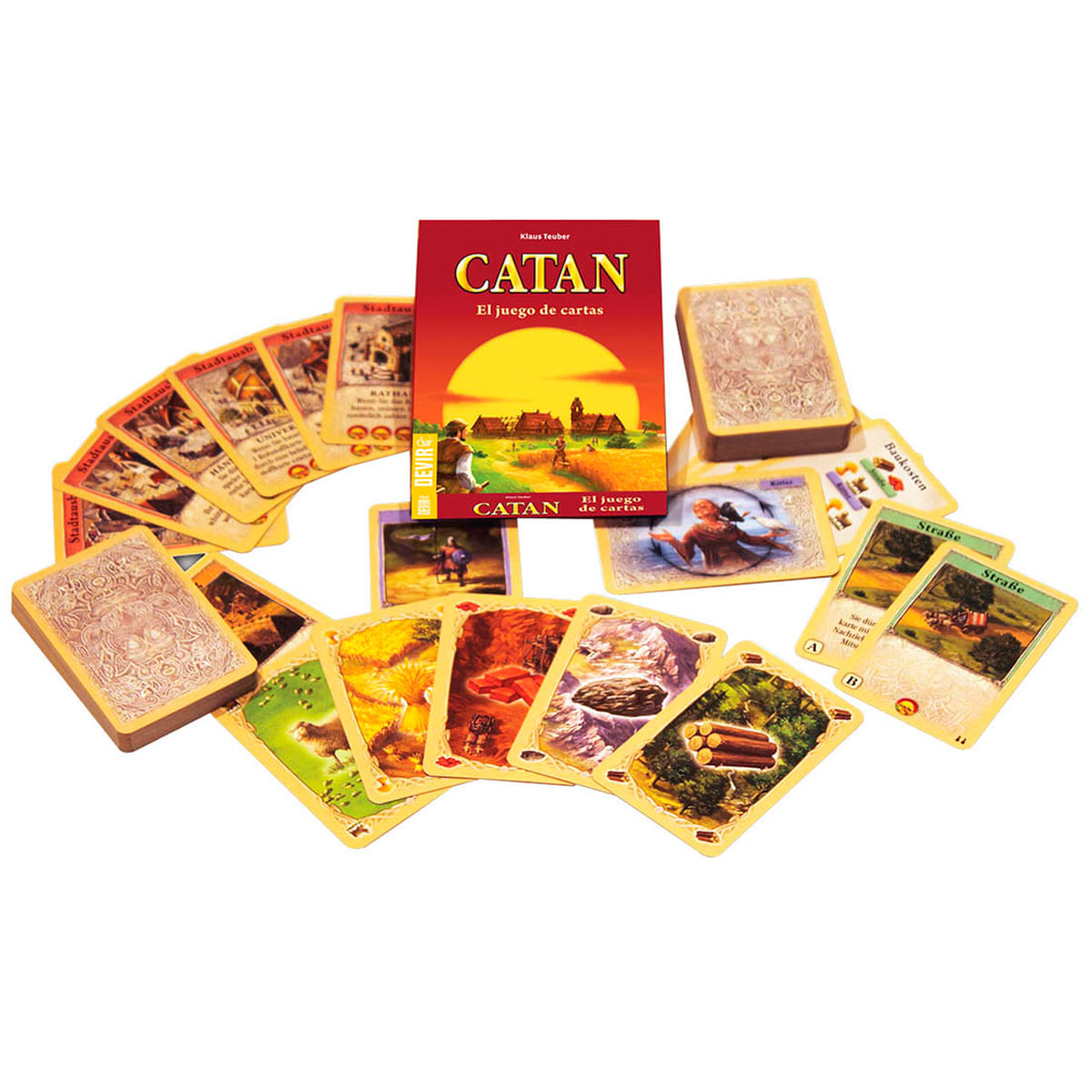 El juego de cartas Catan se muestra. Las cartas están abanicadas y la caja del juego está en el centro. Las cartas tienen ilustraciones y texto.