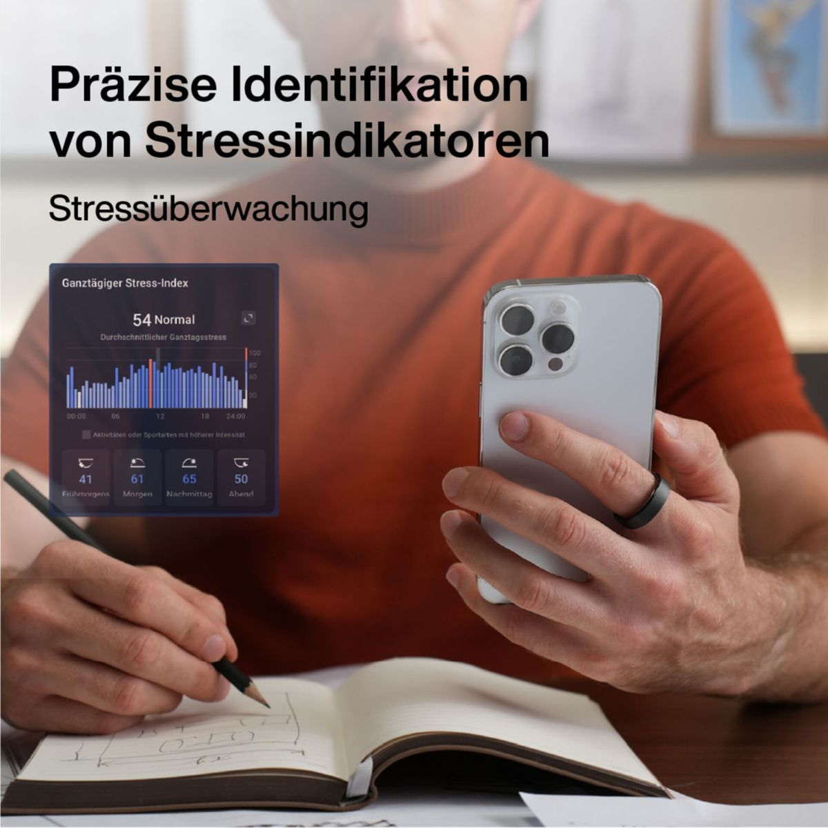 Eine Person hält ein Telefon, einen Ring und einen Bleistift über einem Notizbuch. Das Telefon zeigt eine Stresspegel-Diagramm an.