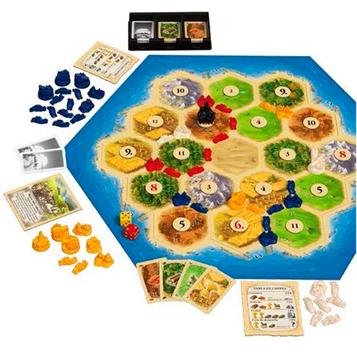 Un juego de mesa con un tablero hexagonal, dados, cartas y piezas. El tablero muestra diferentes terrenos y números. Otros elementos también están presentes.