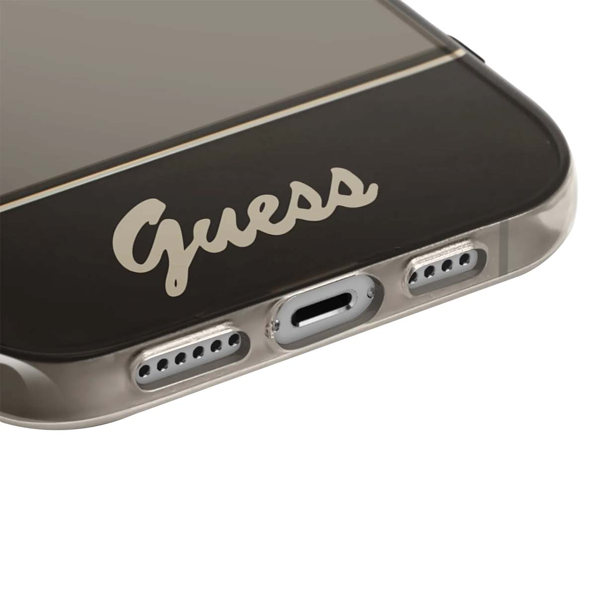 Un primo piano di una custodia per telefono Guess nera. La custodia ha il logo Guess bianco e un bordo trasparente, con più aperture.