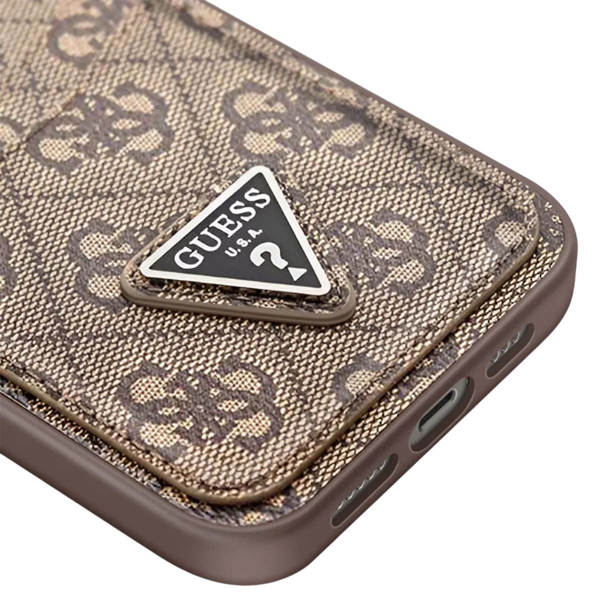 Primo piano di una custodia per telefono Guess. La custodia è marrone con un motivo ripetuto e il logo Guess.