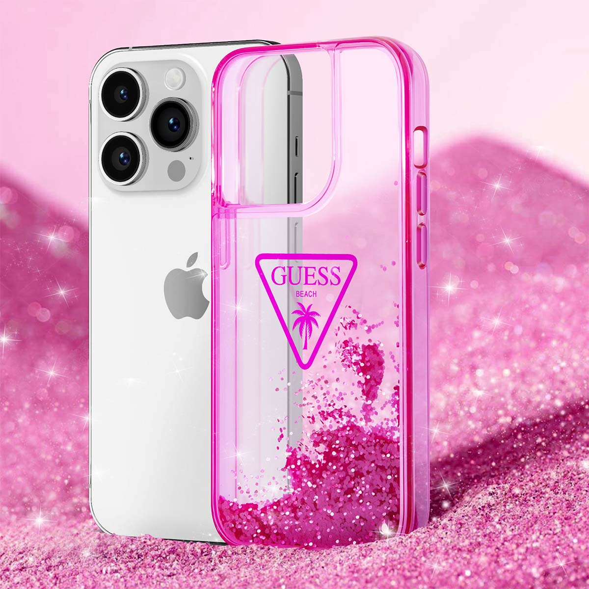 Un iPhone bianco con una custodia rosa Guess Beach. La custodia ha glitter e un logo con una palma. Sfondo rosa.